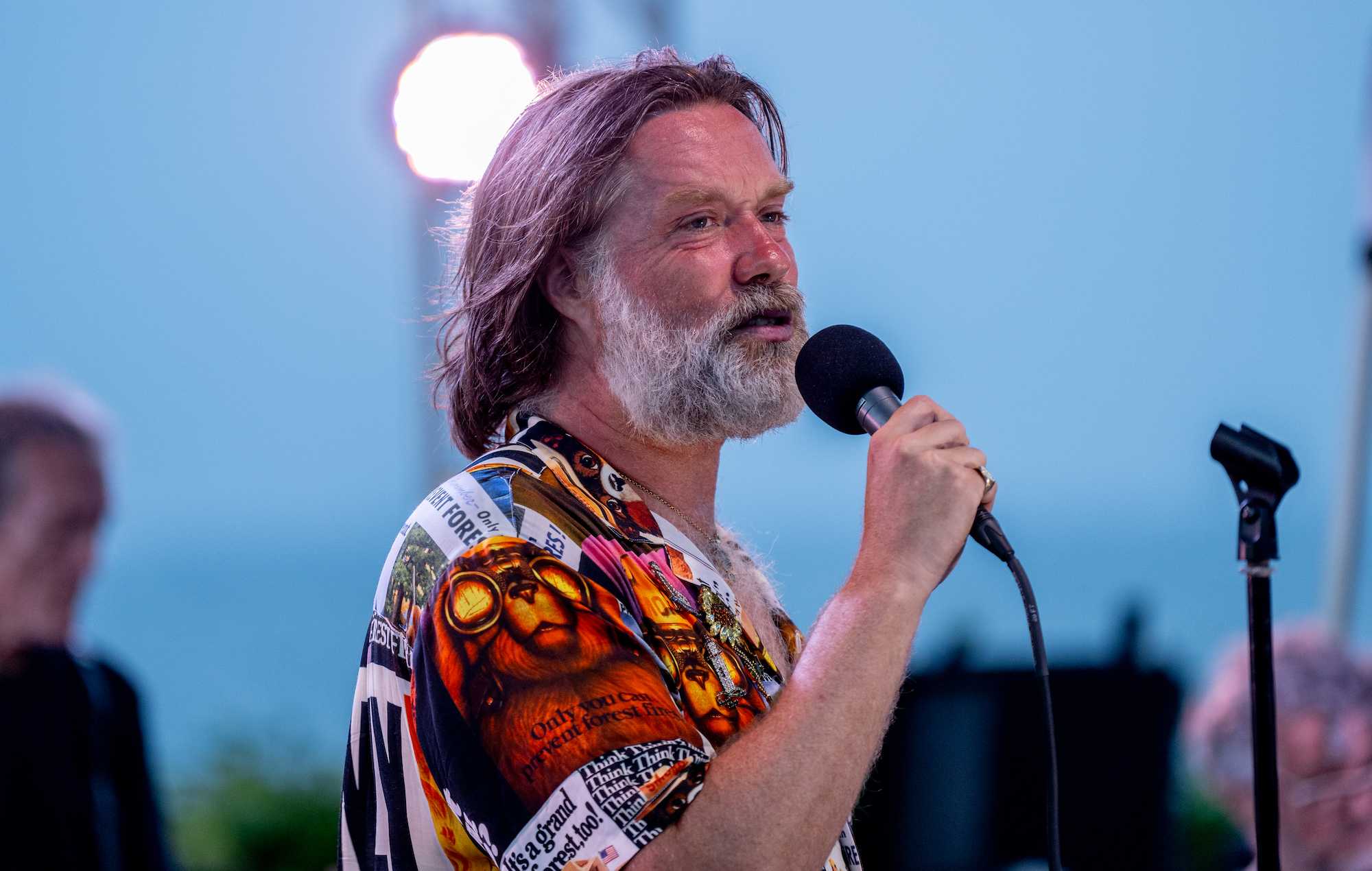 Rufus Wainwright celebra su 50 cumpleaños versionando a Neil Young