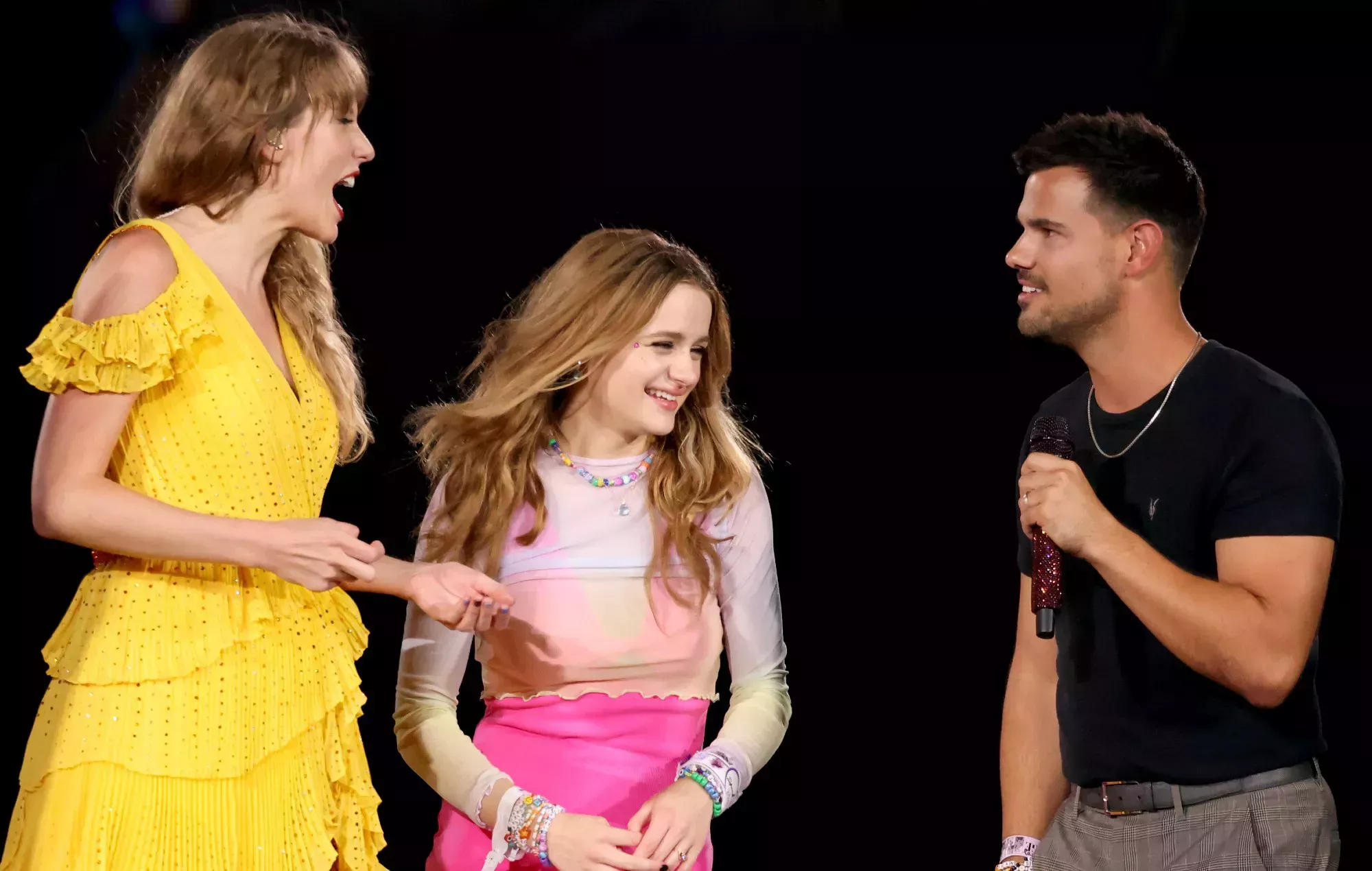 Taylor Lautner se une a Taylor Swift en el escenario durante la gira 