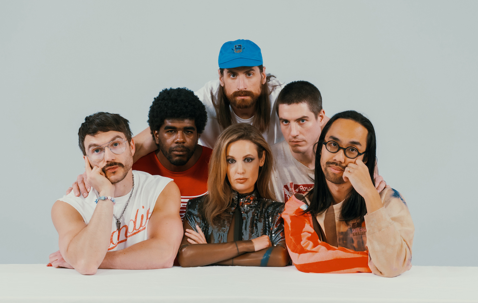 The Armed encauzan a David Bowie en su nuevo single "Everything's Glitter