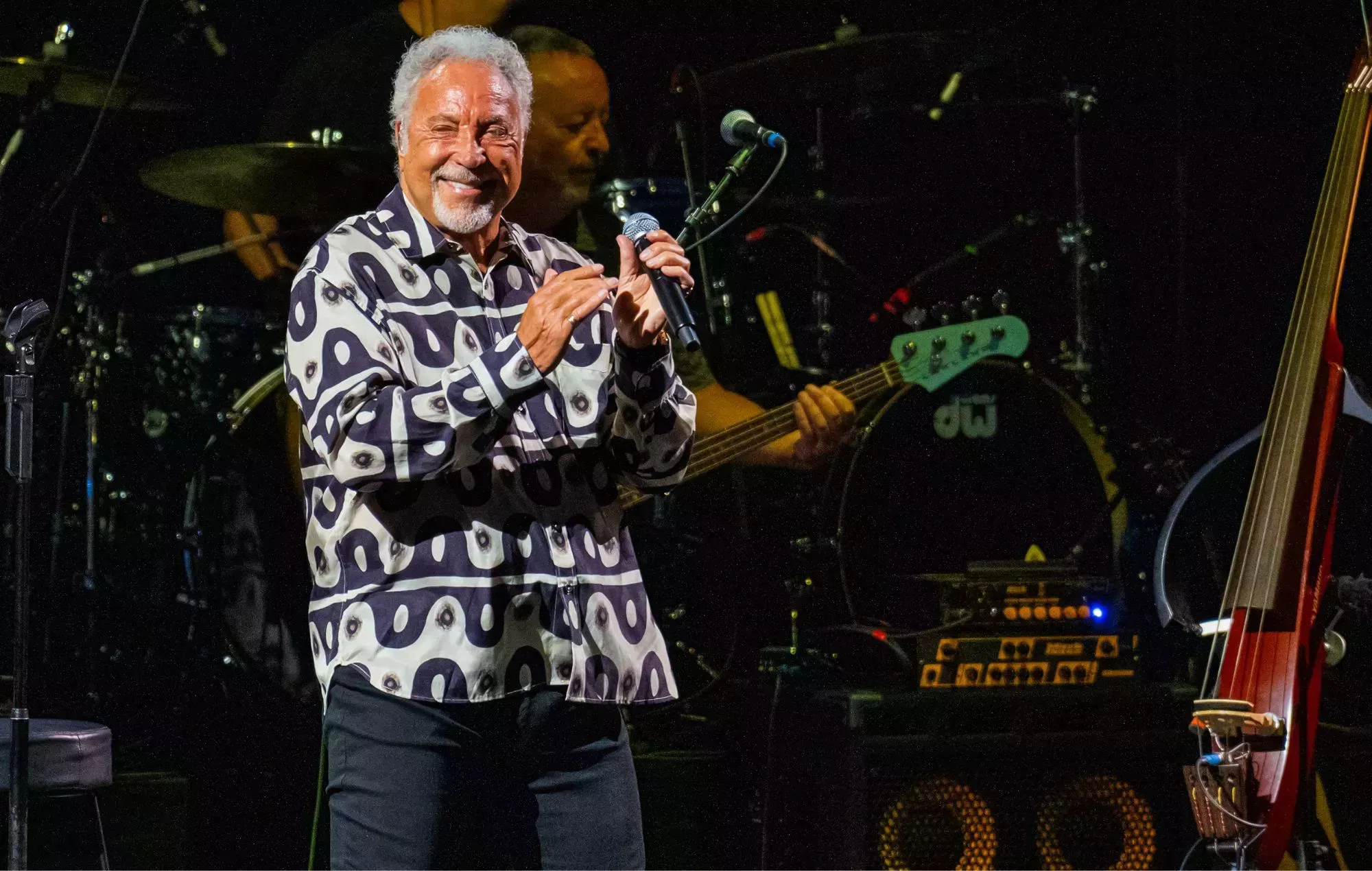 Tom Jones responde a la decisión de prohibir 