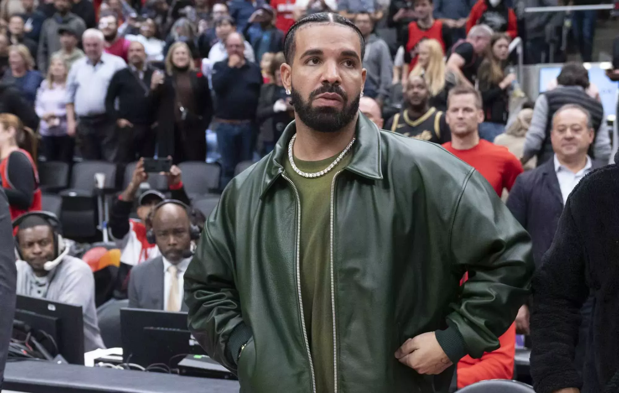 Un fan lanza un teléfono a Drake en el escenario durante el inicio de su gira