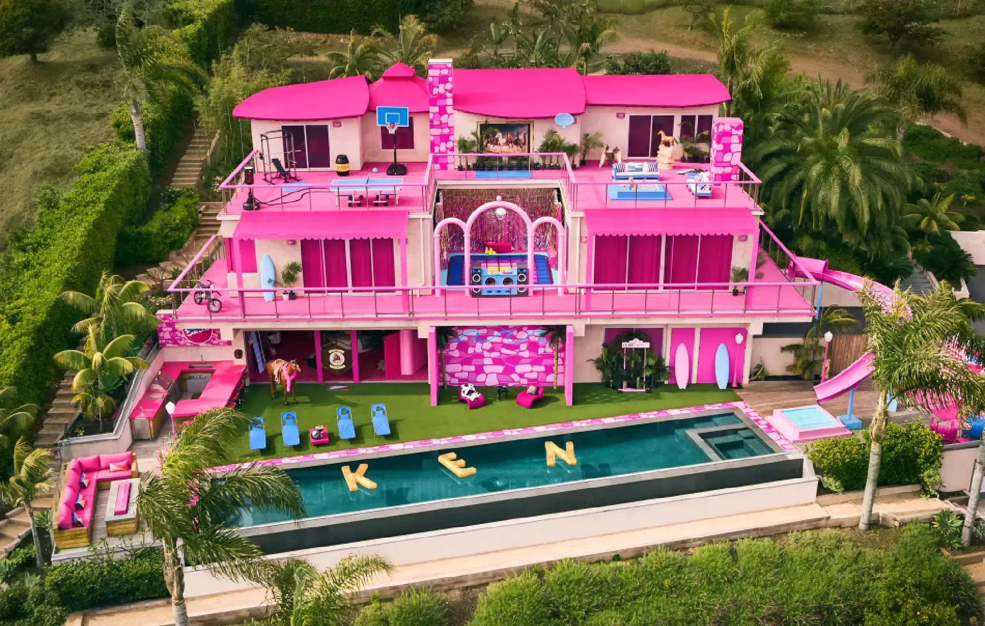 Ya puedes reservar la casa de ensueño de Barbie en Malibú en Airbnb