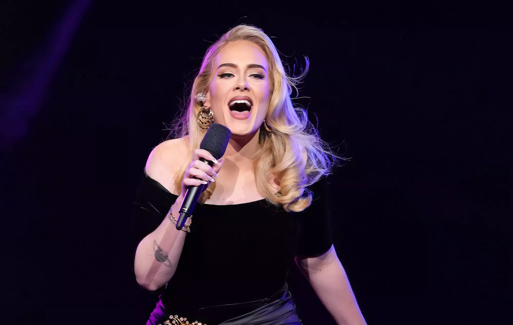 Adele interrumpe su actuación en Las Vegas para defender a un fan de un guardia de seguridad