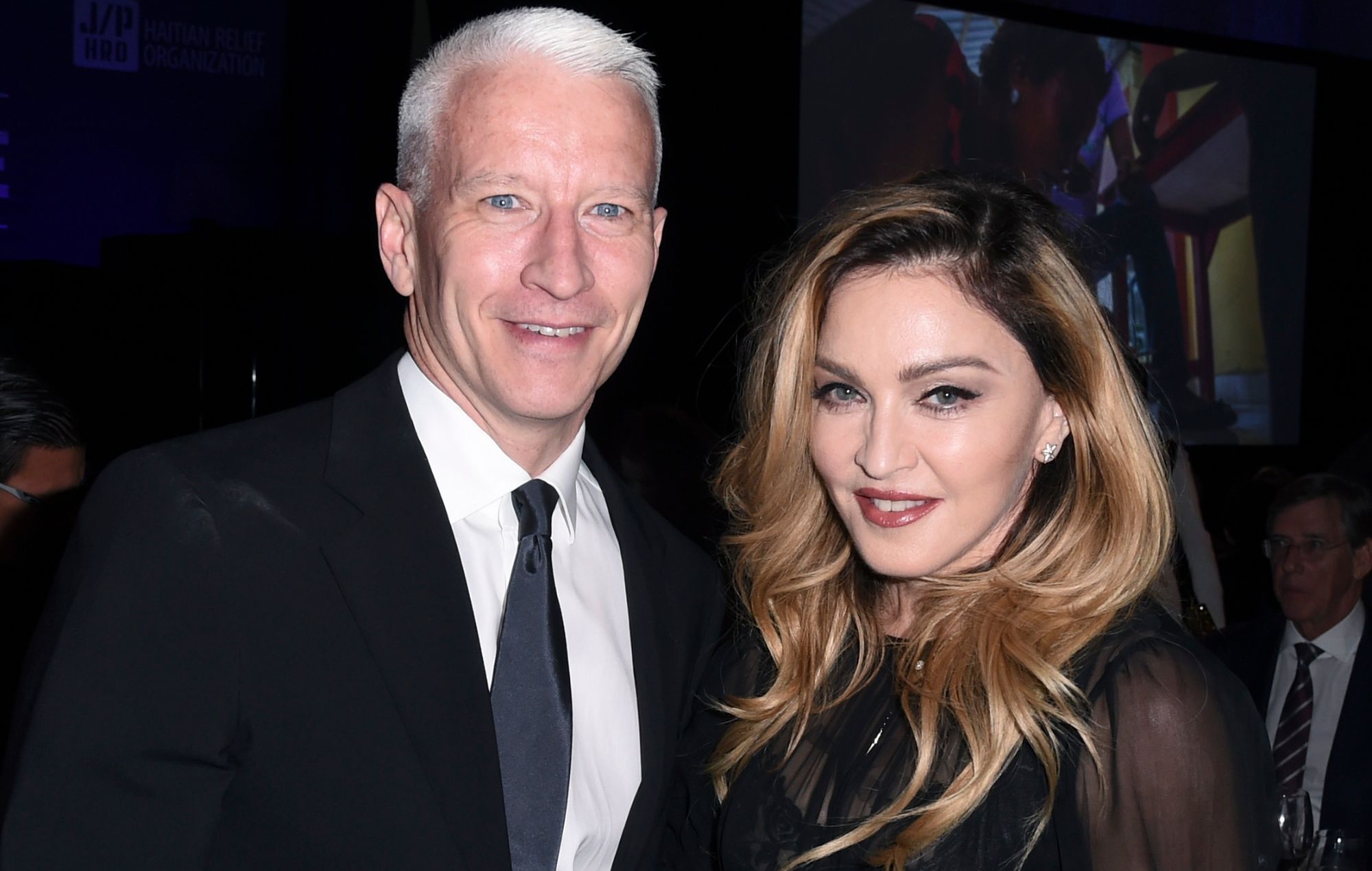 Anderson Cooper recuerda la "mortificante" experiencia de Madonna azotándole y follándole en el escenario