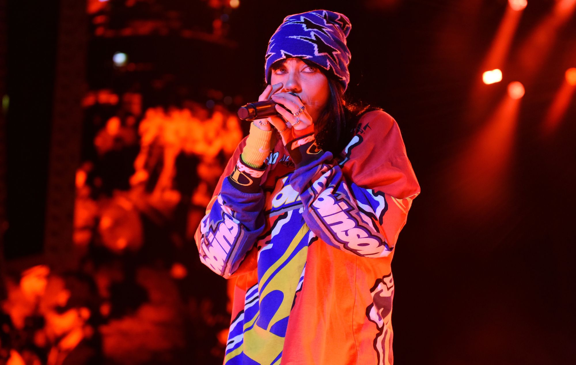 Billie Eilish hace una pausa en su concierto londinense para ayudar a sus fans en apuros