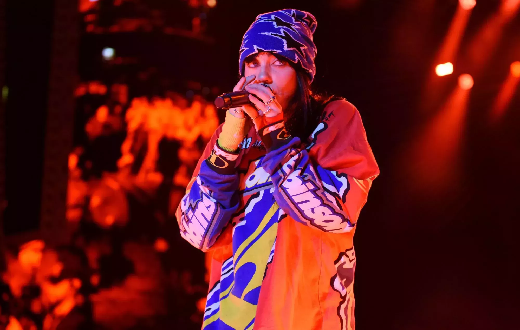 Billie Eilish hace una pausa en su concierto londinense para ayudar a sus fans en apuros