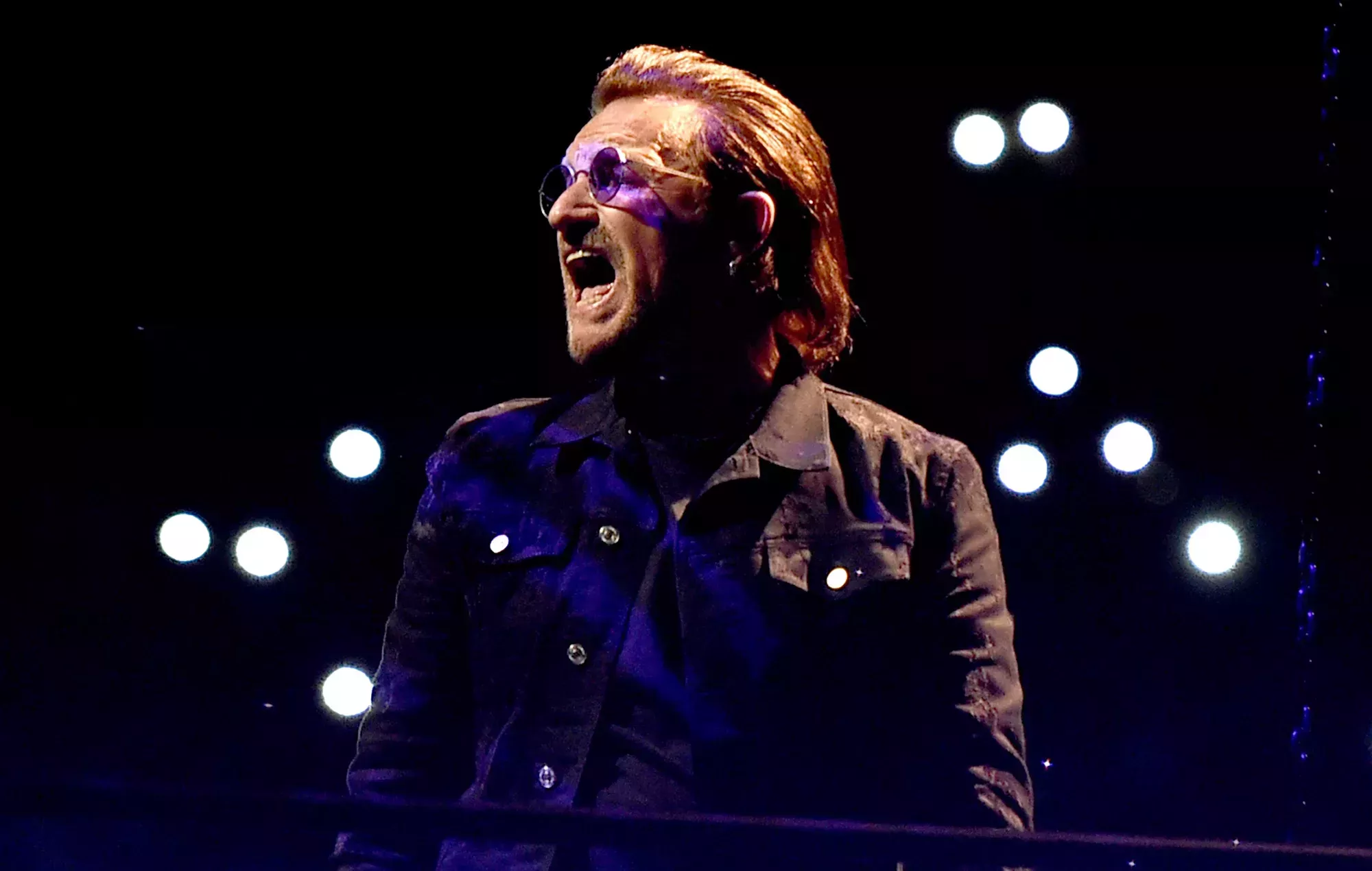 Bono canta