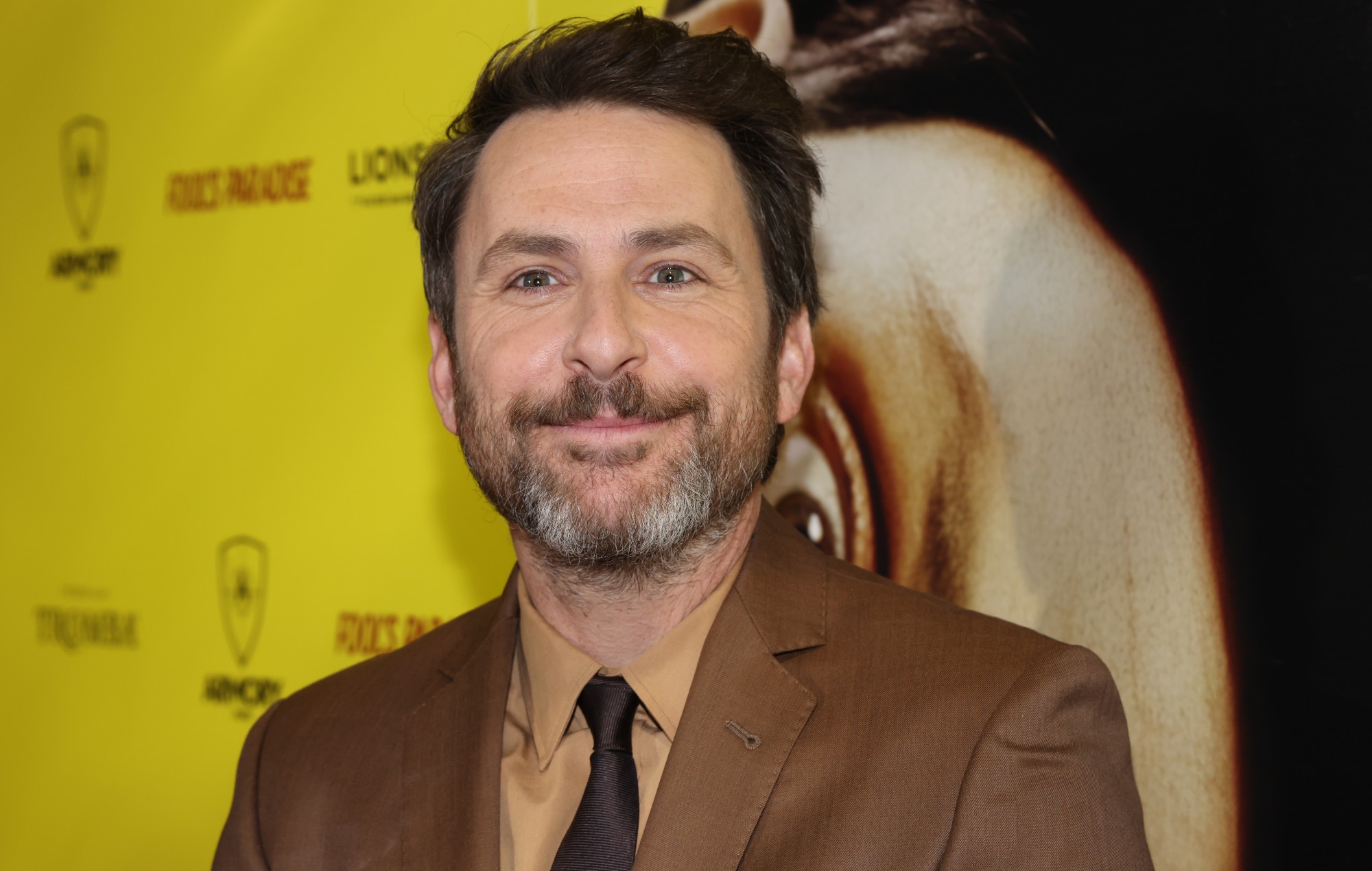 Charlie Day interpreta "The Nightman Cometh (Dayman)" con Portugal. El Hombre