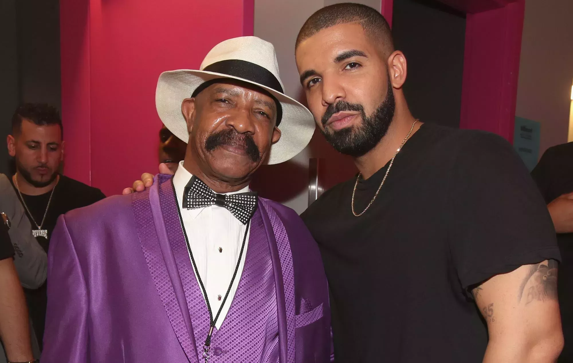 Drake sufre una broma de su padre al lanzarle un sujetador rosa gigante al escenario