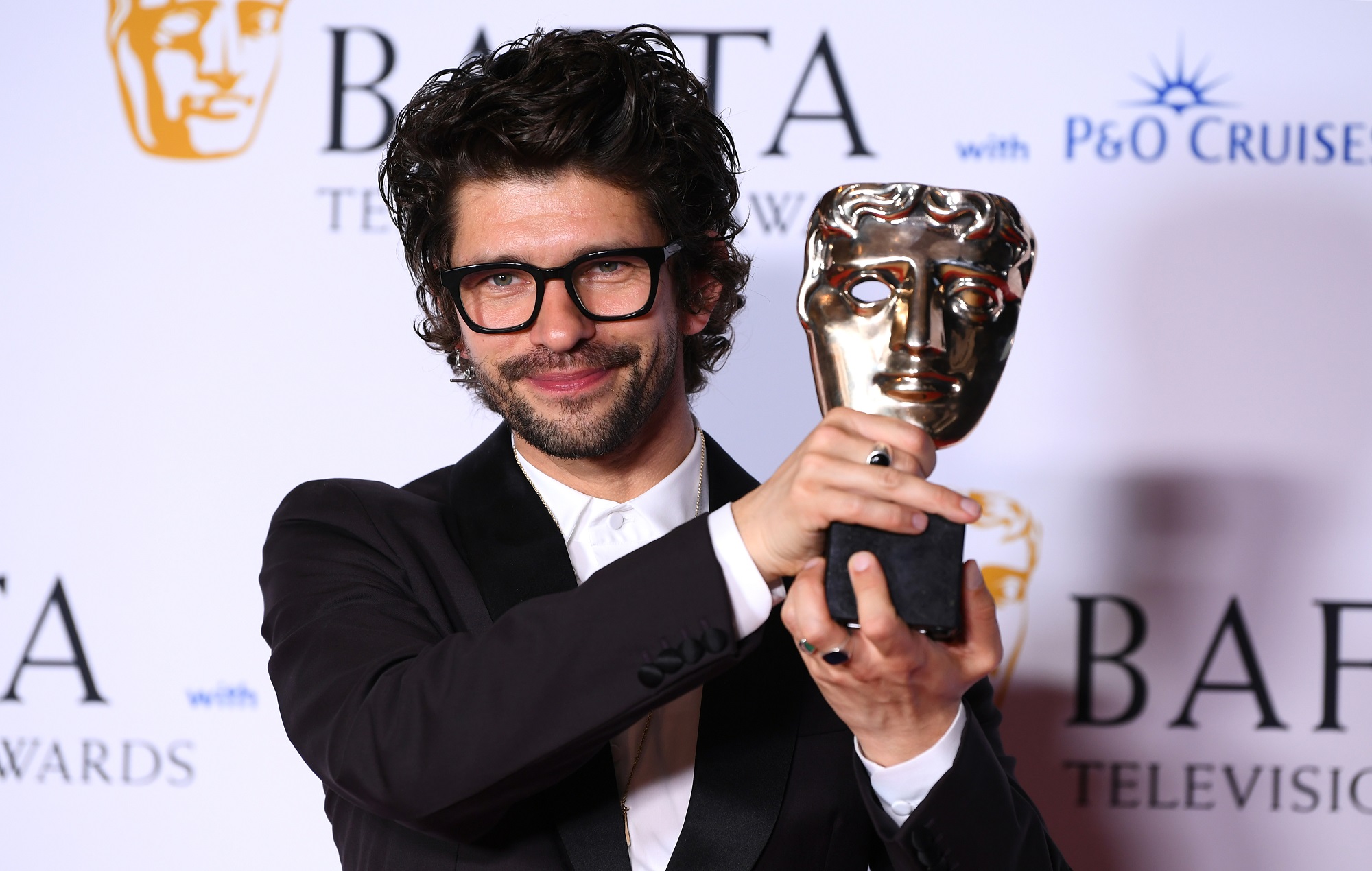 El actor de Q, Ben Whishaw, dice que James Bond necesita "renovarse" para seguir vivo