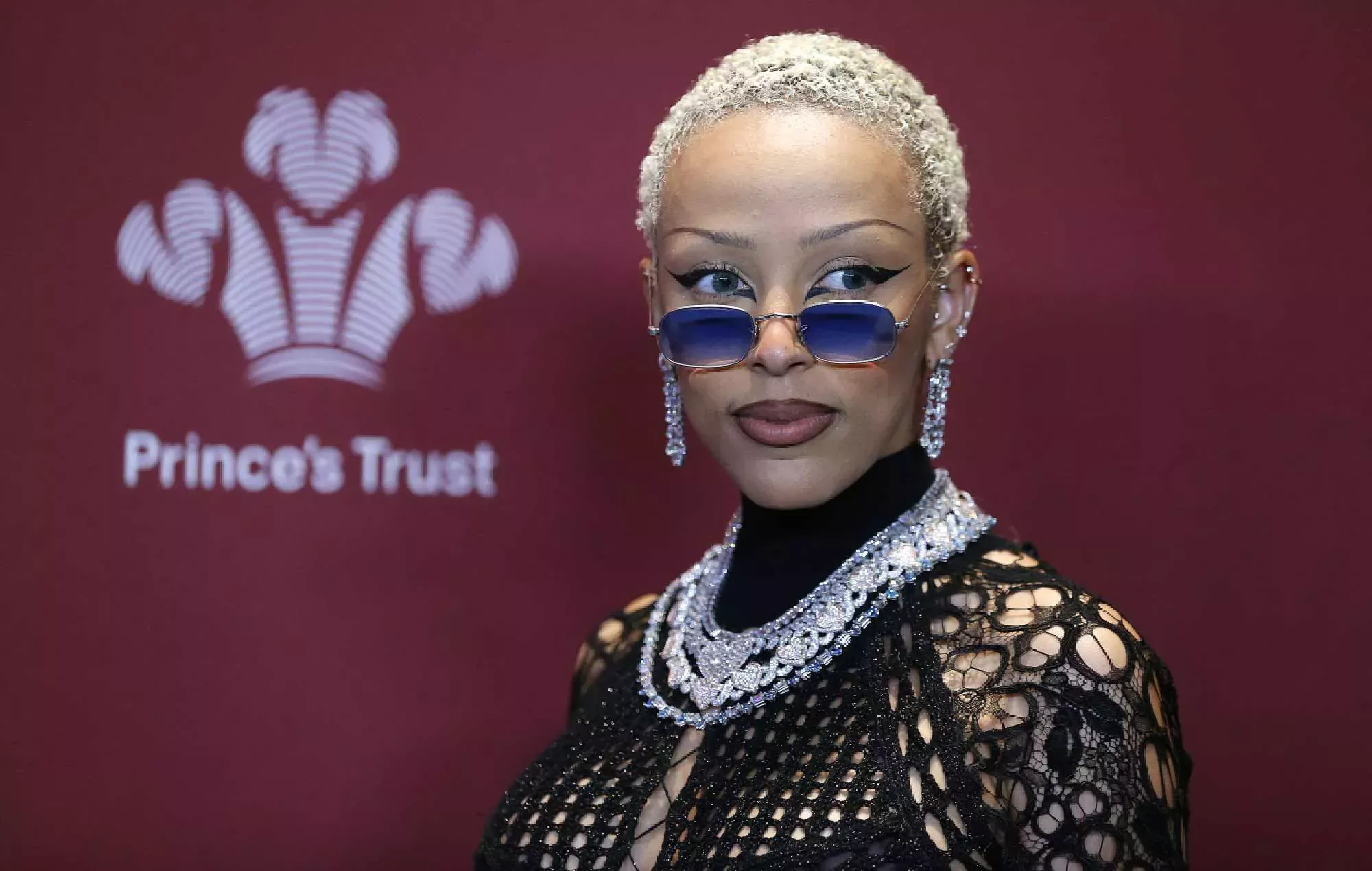 El nuevo álbum de Doja Cat tiene un arte casi idéntico al de la banda alemana de metal Chaver