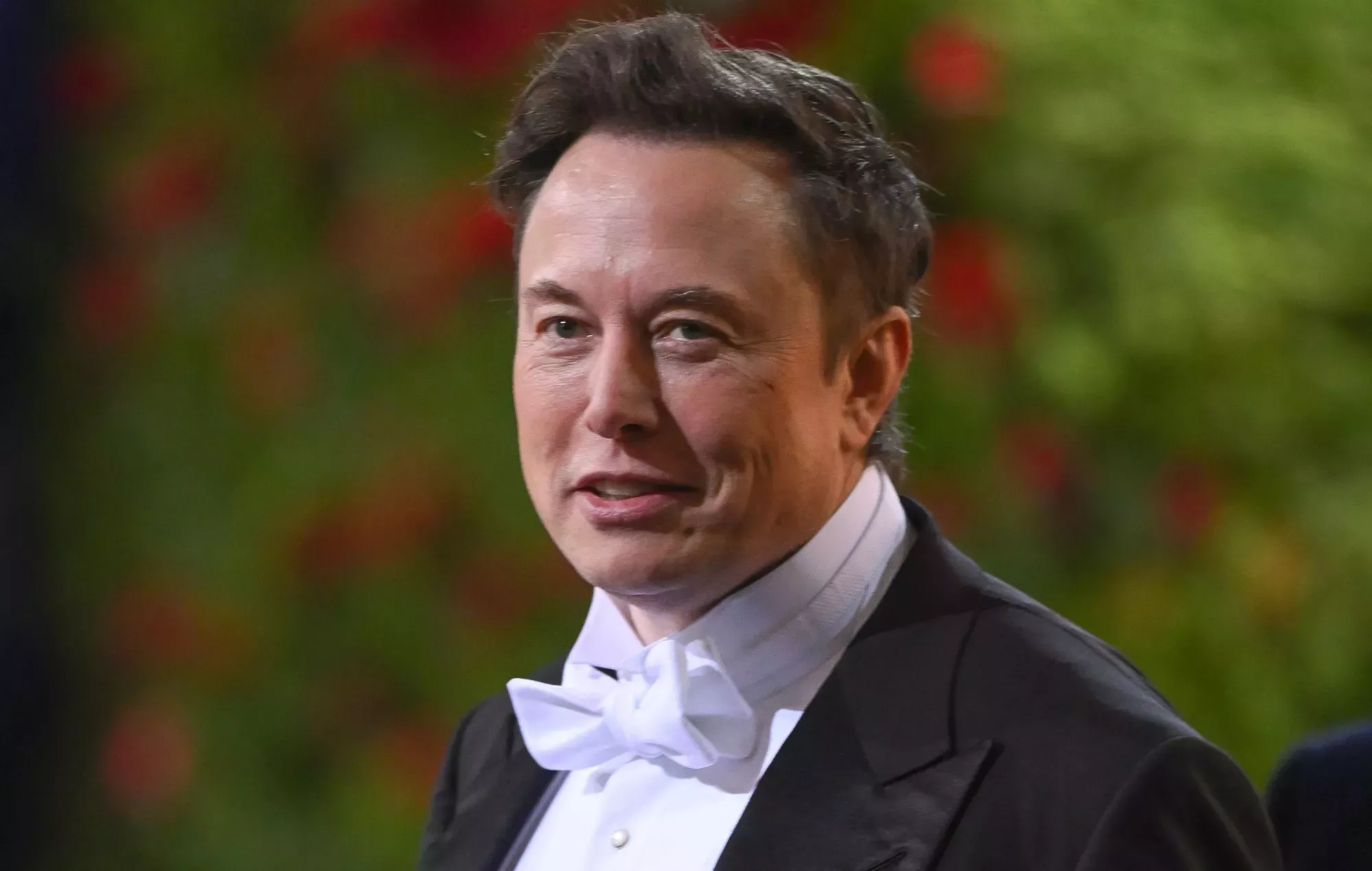 Elon Musk, abucheado y conminado a 