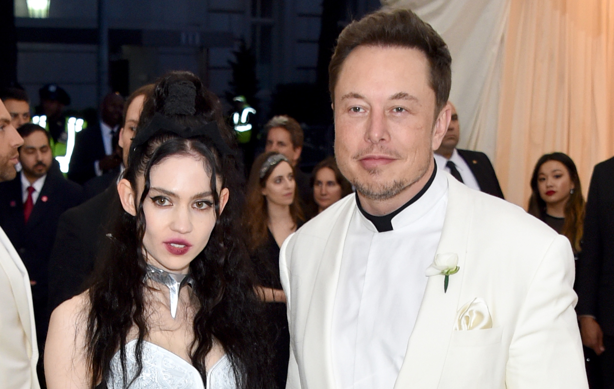 Grimes dice que propuso la idea del reto de medir pollas de Elon Musk