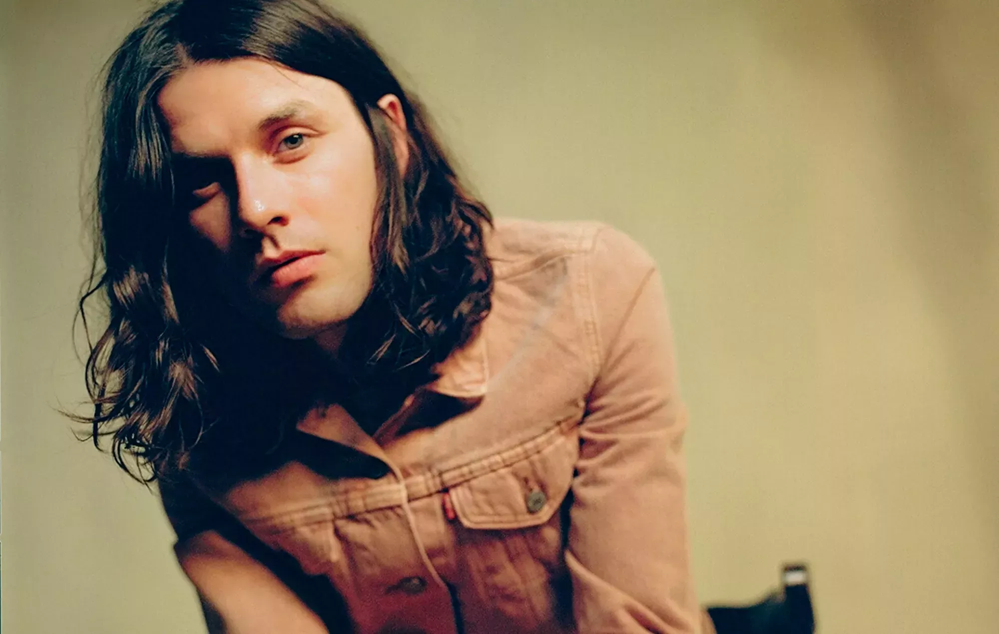 James Bay comparte su primer material nuevo desde 'Leap' con el himno 'Goodbye Never Felt So Bad'