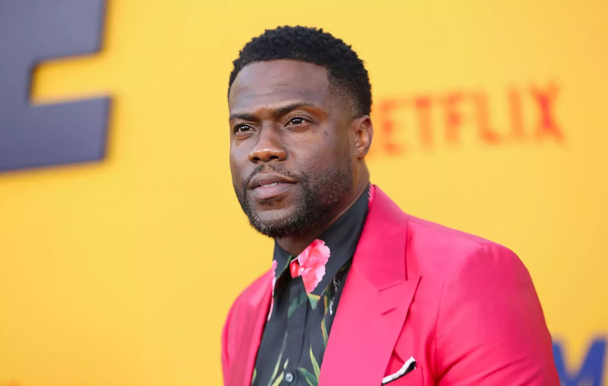 Kevin Hart en silla de ruedas tras desgarrarse el abdomen en una carrera con un ex jugador de la NFL