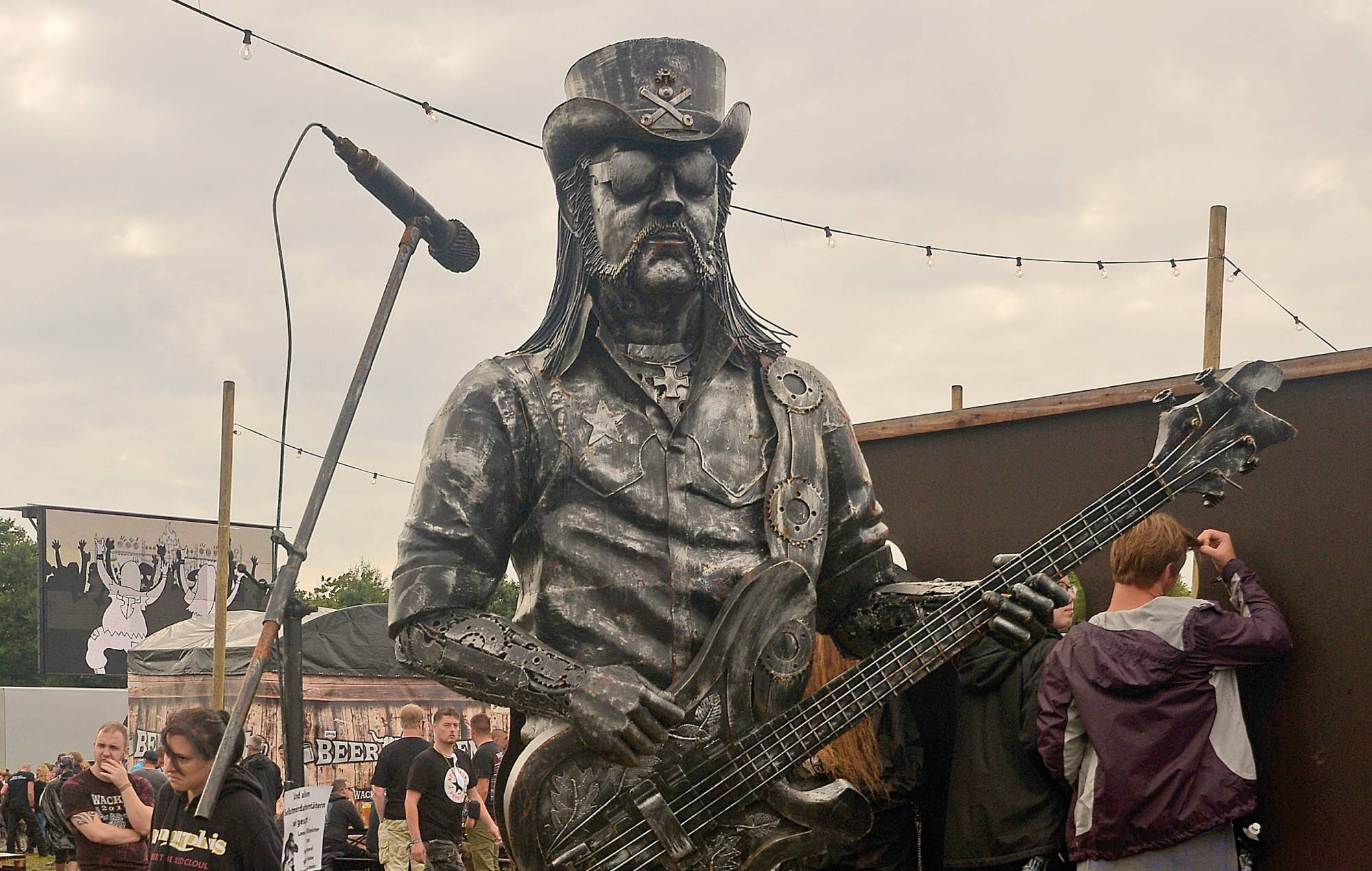 Las cenizas de Lemmy, icono de Motörhead, esparcidas en el barro del festival de Wacken