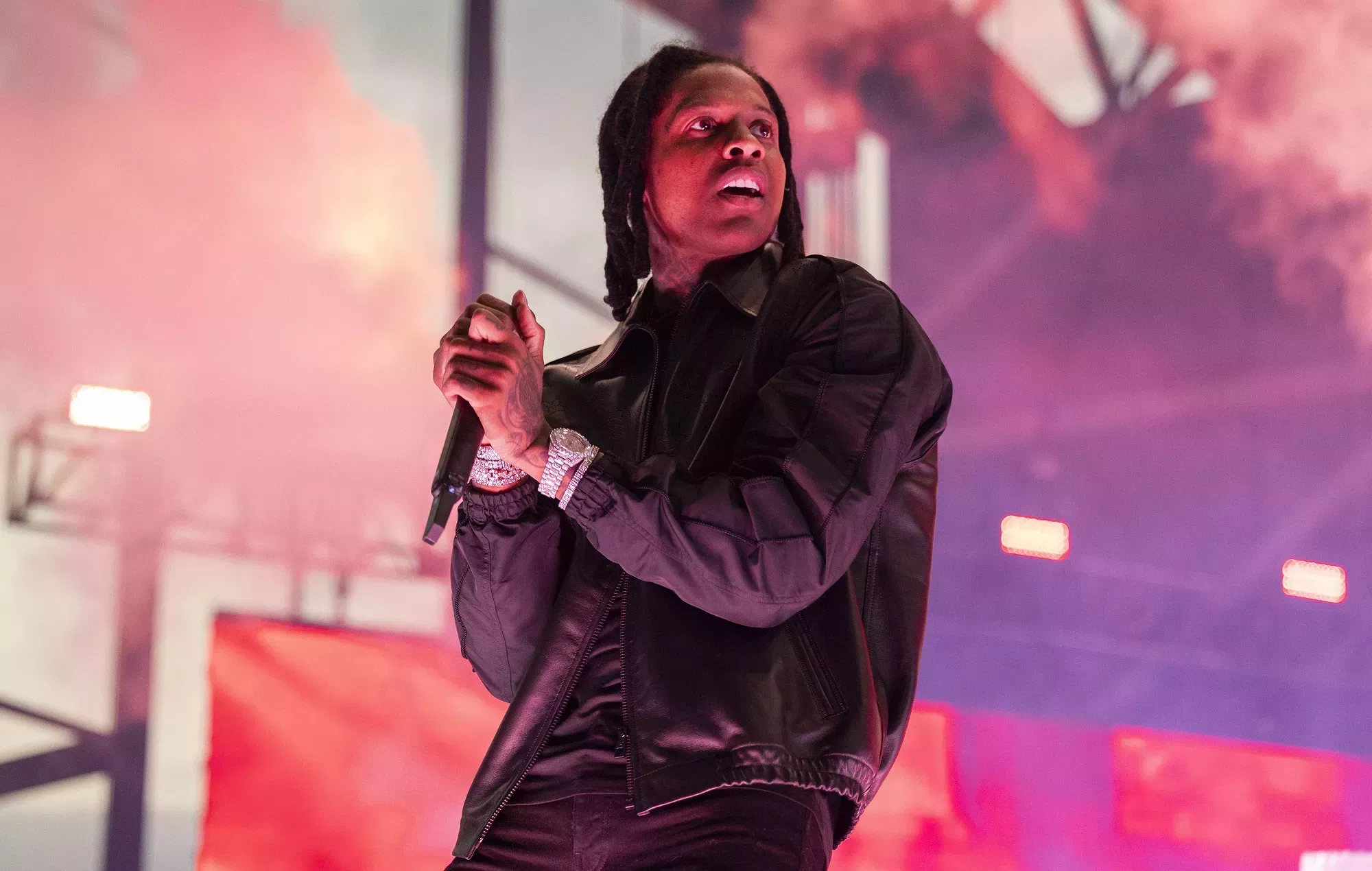 Lil Durk denuncia a los fans que roban merchandising después de que un falso informe sobre un tirador activo interrumpiera el concierto