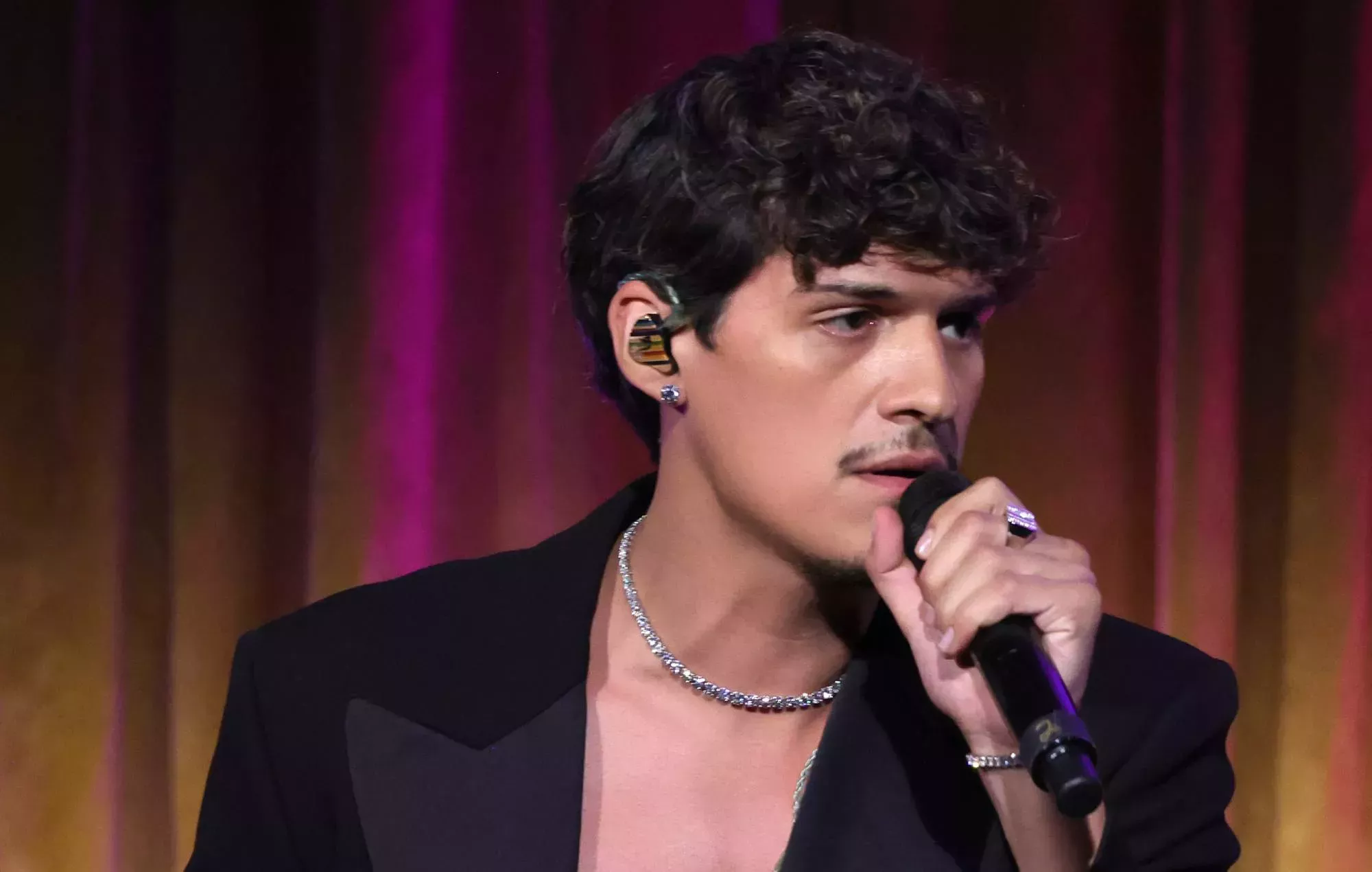 Omar Apollo comparte su nueva y sentida balada 