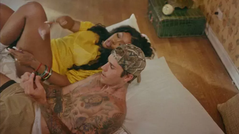 

	
		SZA se acerca a Justin Bieber, Woody McClain, Young Mazino y más en el nuevo vídeo de 'Snooze'
	
	