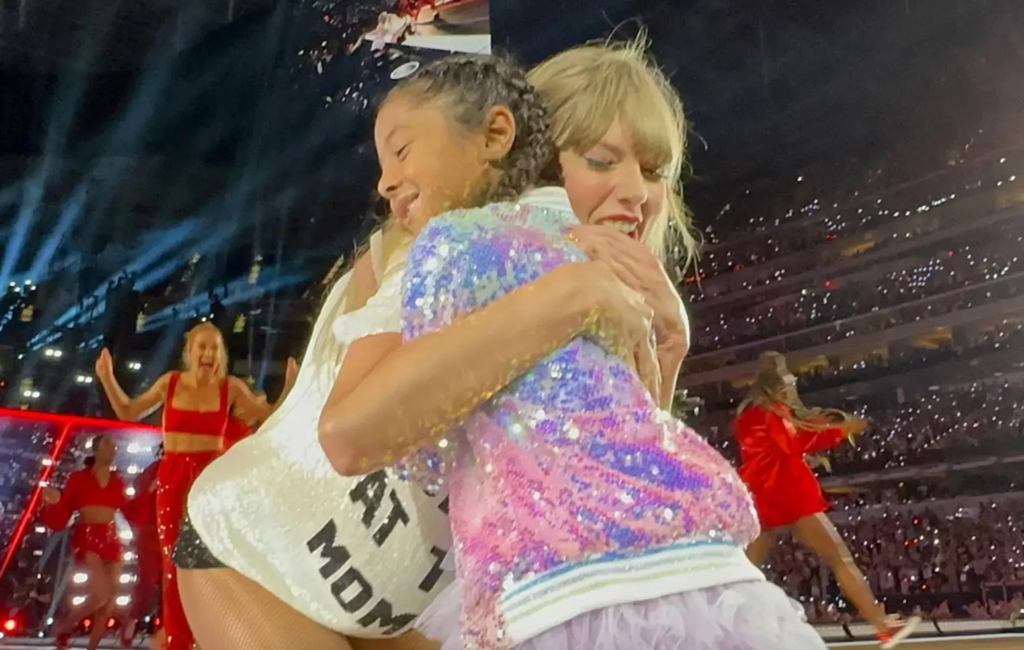 Taylor Swift regala su gorra '22' a la hija de Kobe Byrant