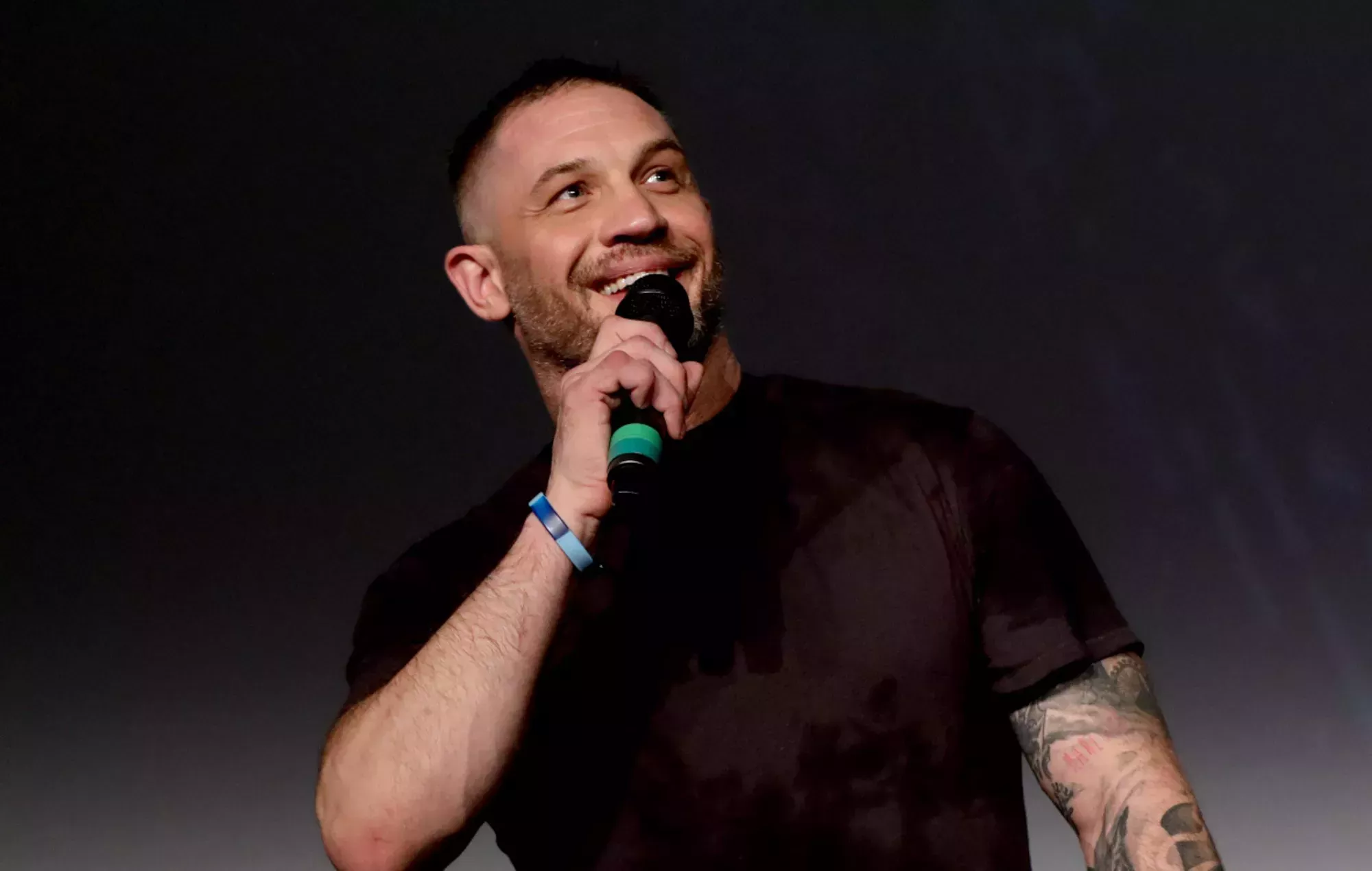 Vea a Tom Hardy luchar en una batalla medieval en Sussex