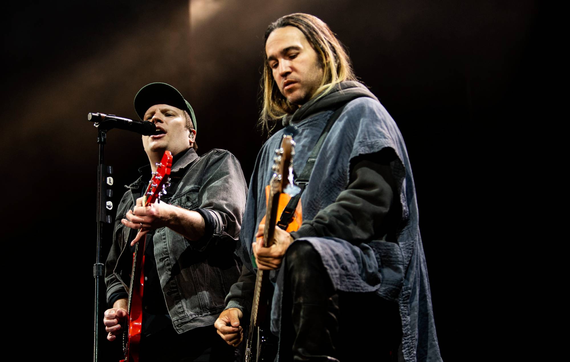 Vea cómo Fall Out Boy estrenan en directo "You're Crashing, But You're No Wave