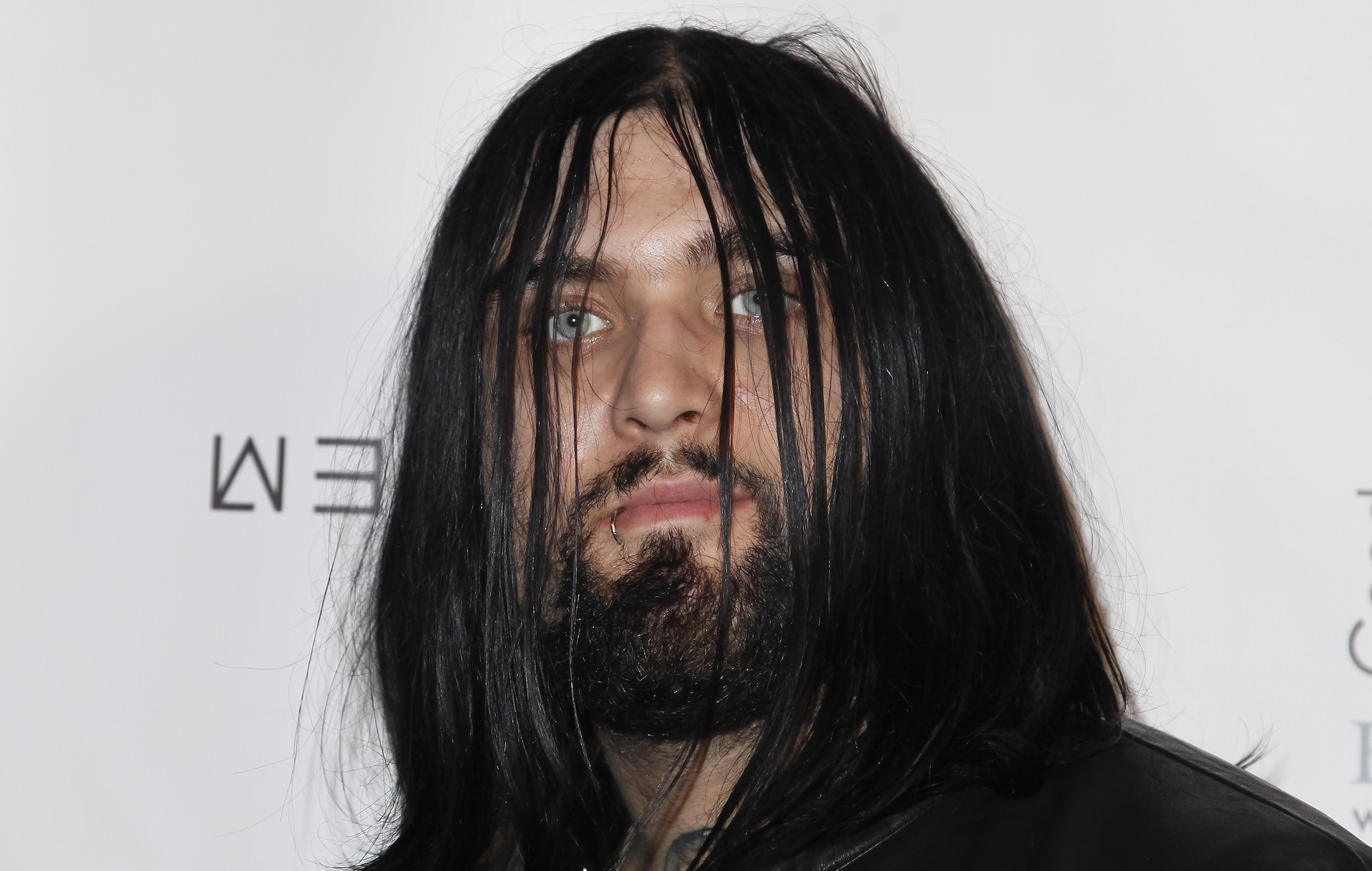 Wes, el hijo de Nicolas Cage, anuncia su nuevo single en solitario "The Wolf" ("El lobo")