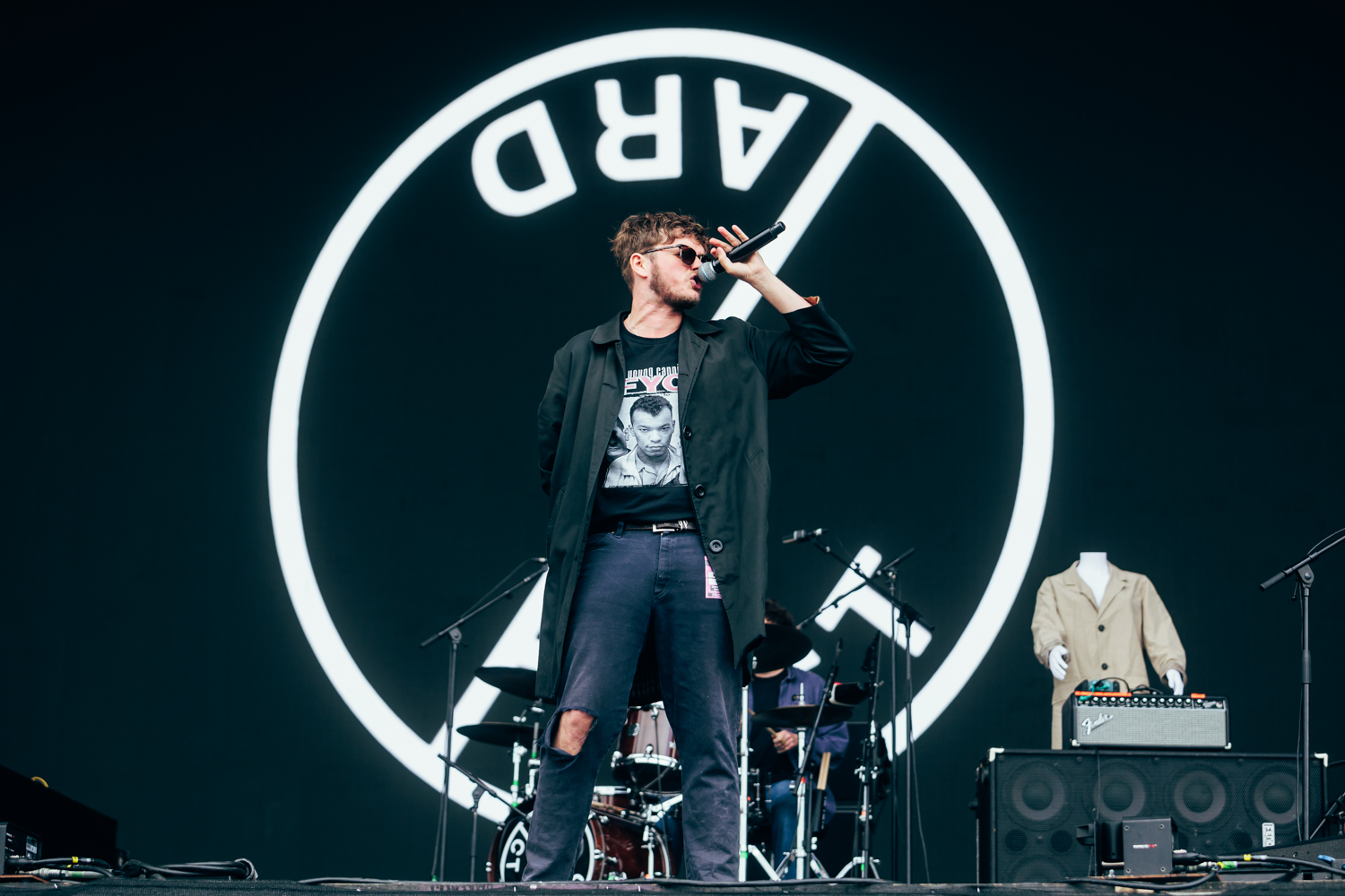 Yard Act grita a Sam Fender y saca a los bailarines para abrir el escenario principal en Reading 2023