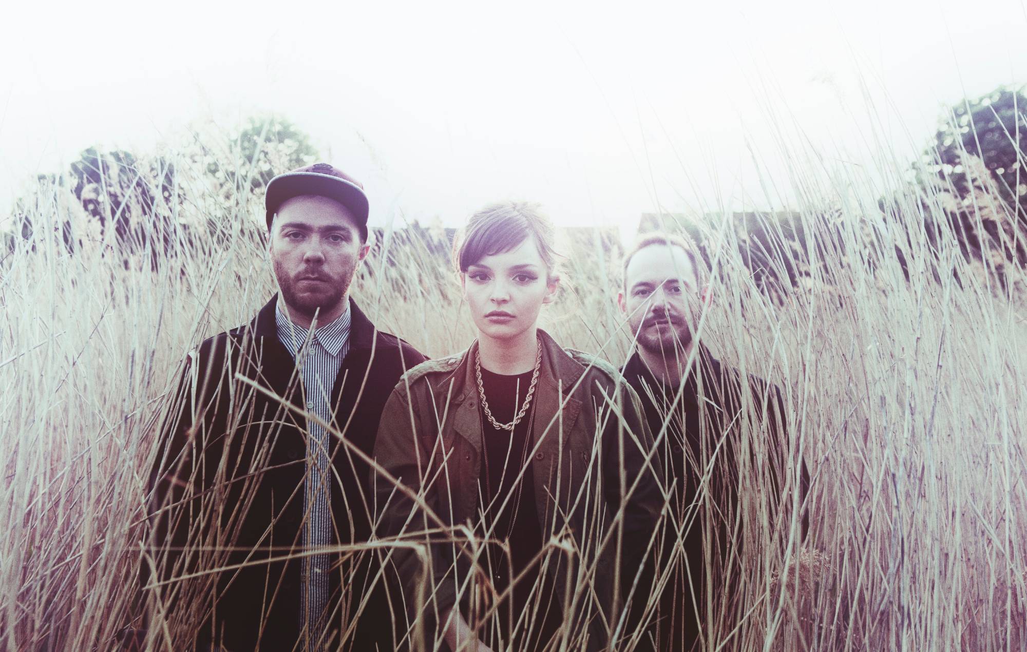 Chvrches comparte el tema inédito 'Talking In My Sleep' de la reedición de 'The Bones Of What You Believe'