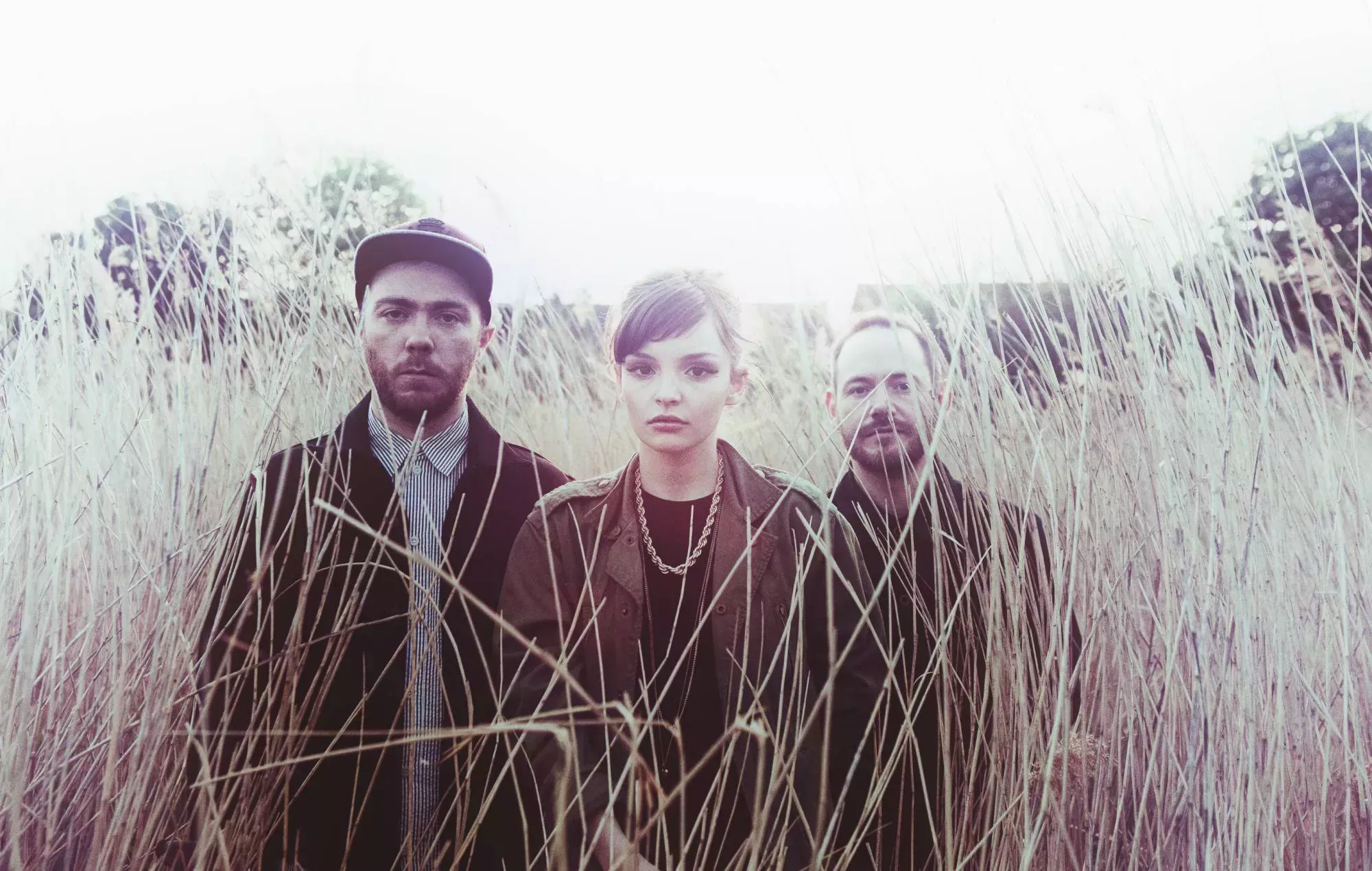 Chvrches comparte el tema inédito 'Talking In My Sleep' de la reedición de 'The Bones Of What You Believe'