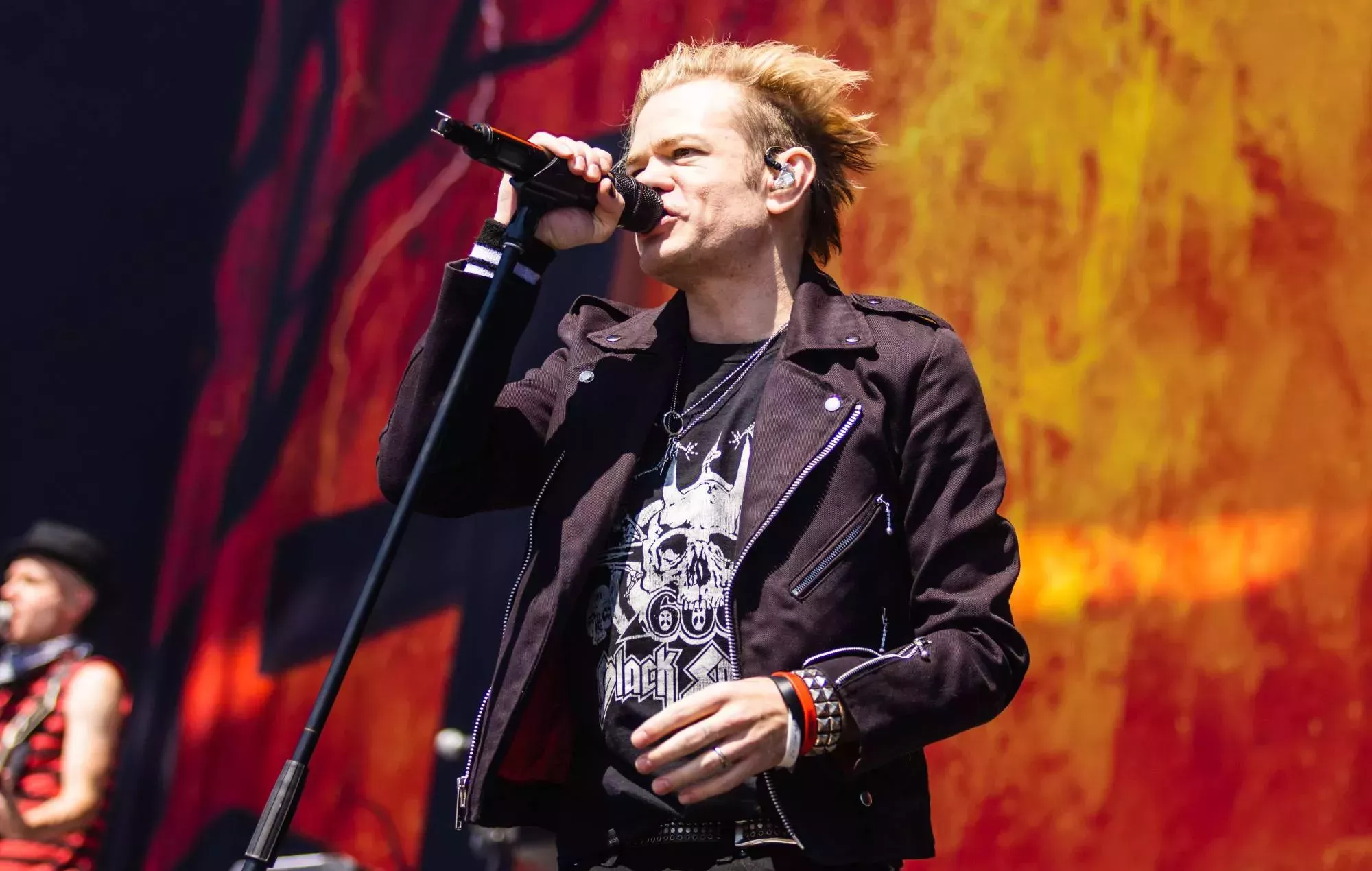 Deryck Whibley, de Sum 41, hospitalizado por neumonía