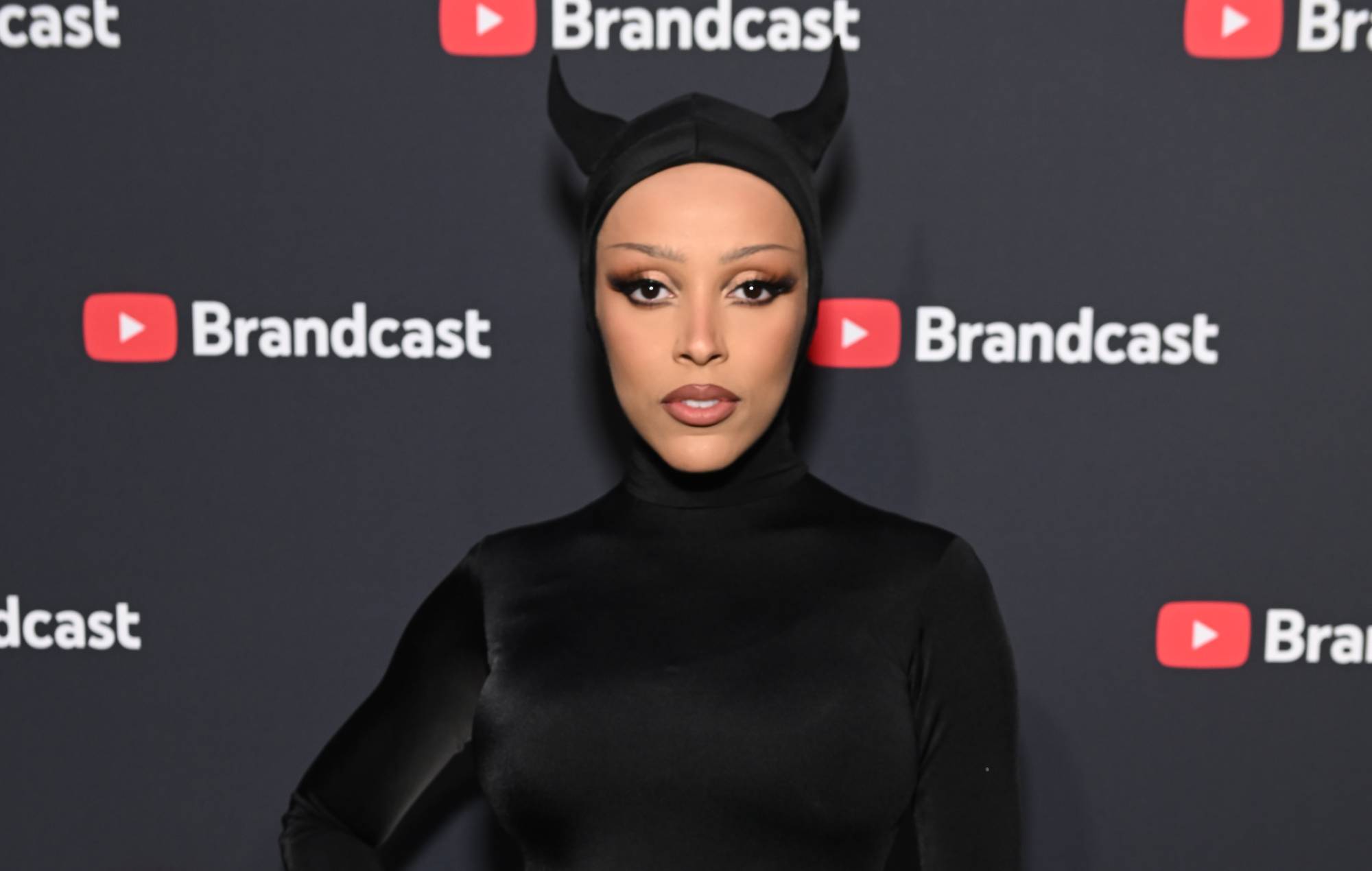 Doja Cat comparte un nuevo vídeo protagonizado por Christina Ricci y cambia la carátula de su álbum tras las comparaciones con una banda de metal