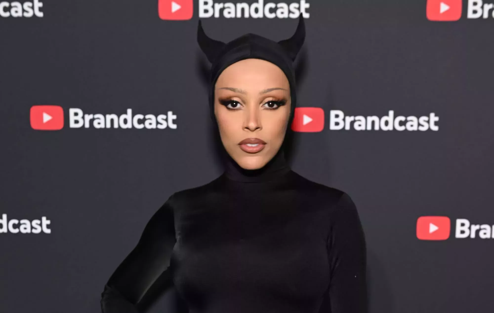 Doja Cat comparte un nuevo vídeo protagonizado por Christina Ricci y cambia la carátula de su álbum tras las comparaciones con una banda de metal