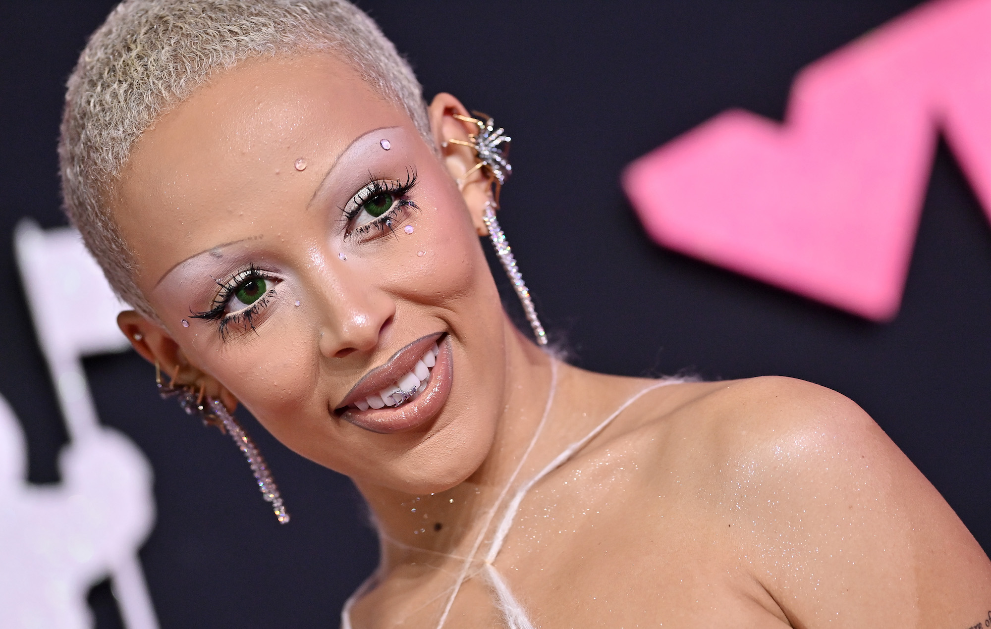 Doja Cat responde a las críticas por la carátula de su álbum "Scarlet