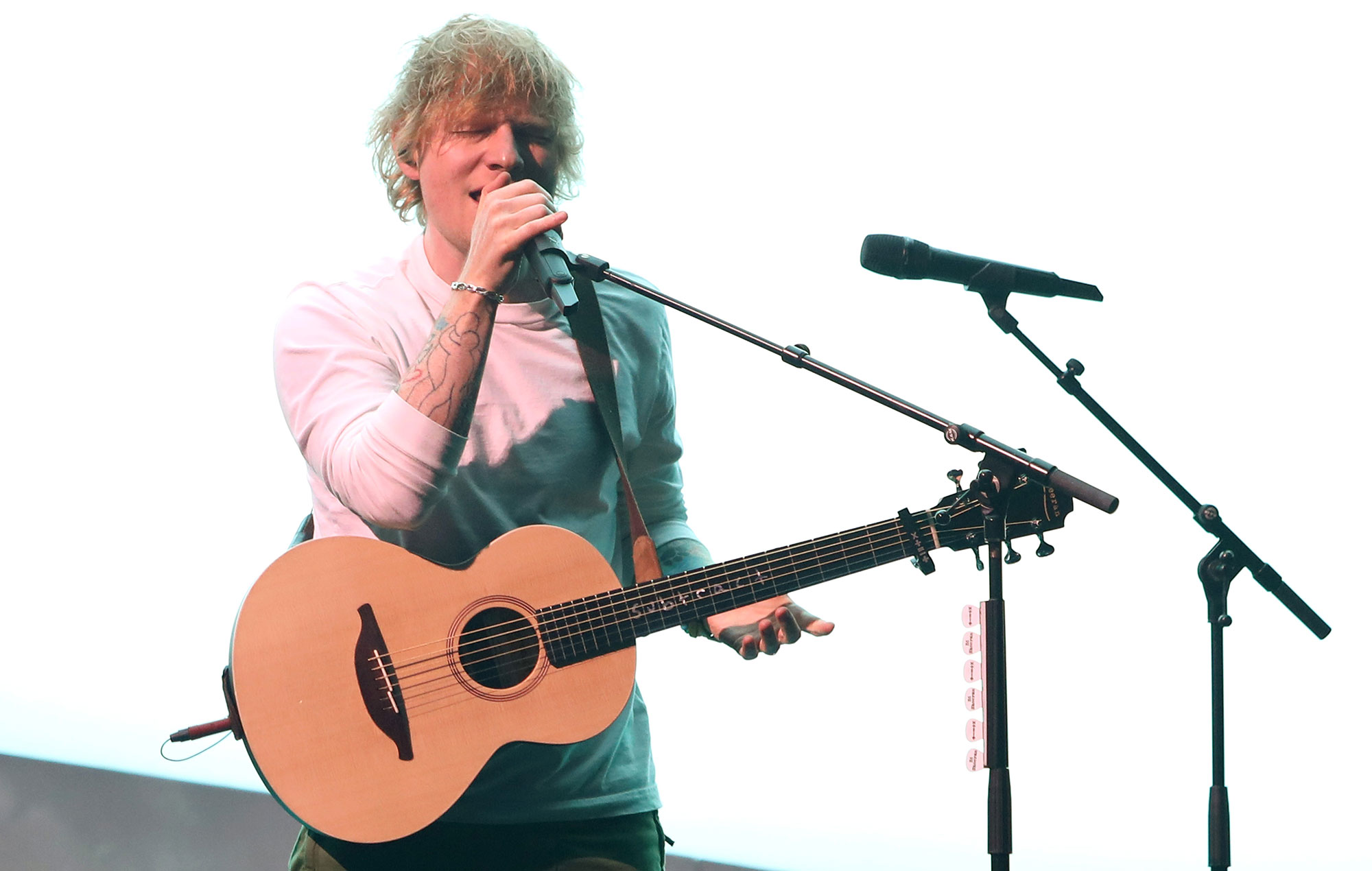 Ed Sheeran invita a copas a desconocidos en un bar de Nueva York para celebrar el lanzamiento de su álbum "Autumn Variations