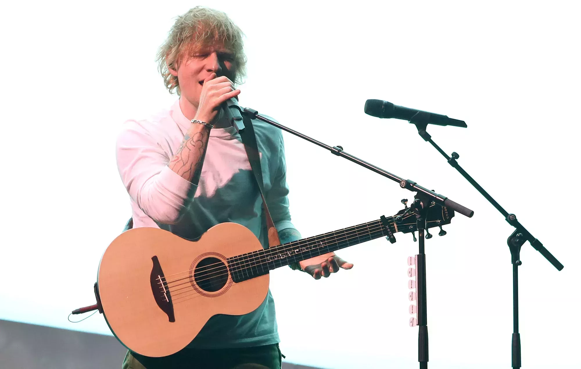 Ed Sheeran invita a copas a desconocidos en un bar de Nueva York para celebrar el lanzamiento de su álbum 