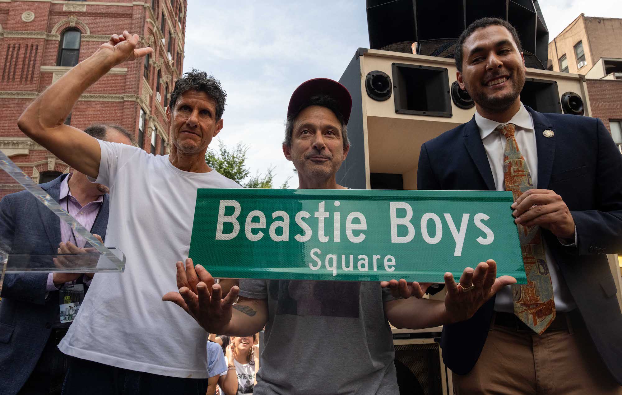 El cruce "Paul's Boutique" pasa a llamarse oficialmente Plaza Beastie Boys