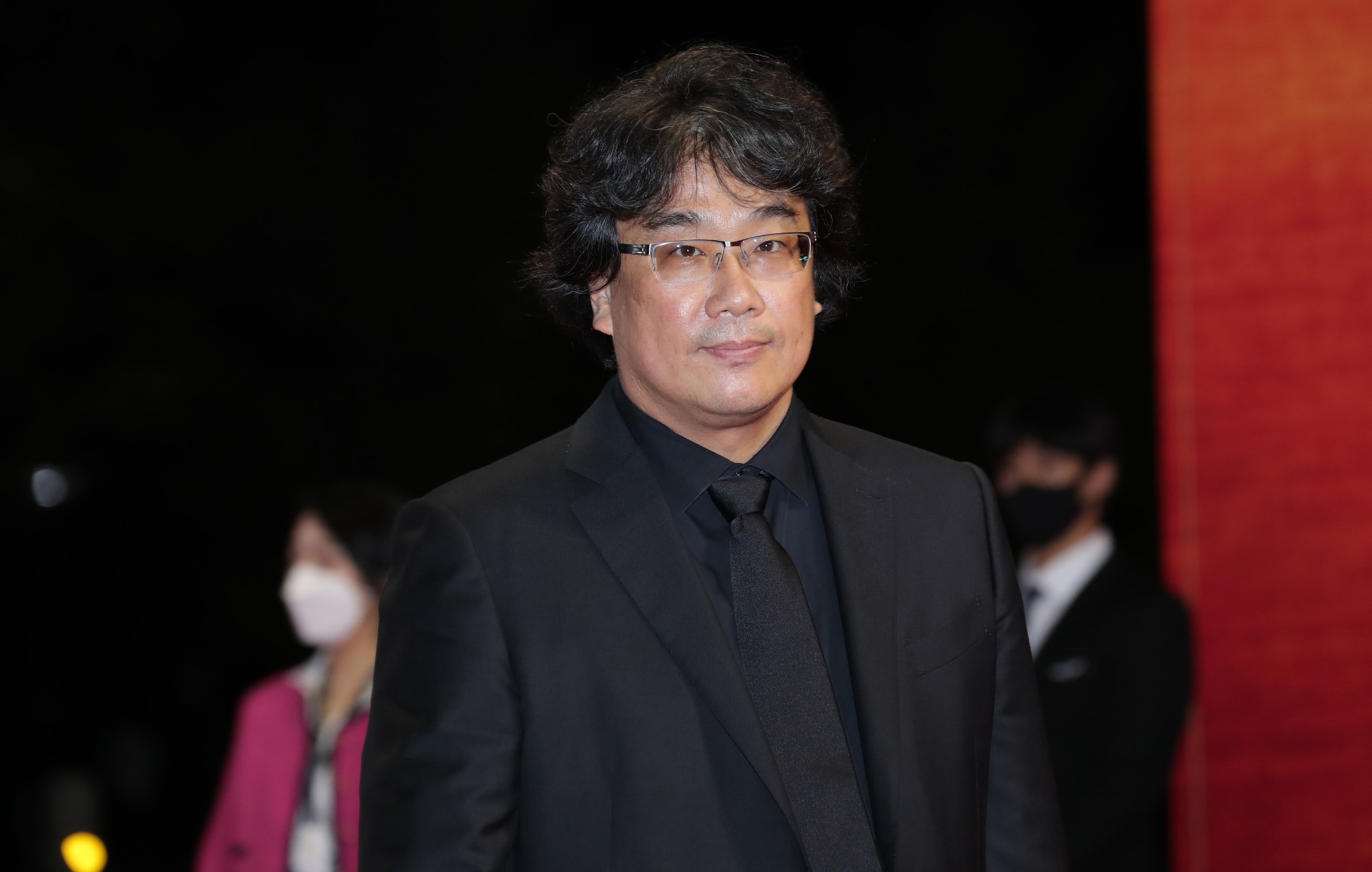 El director de "Parásito", Bong Joon-ho, protagoniza el nuevo documental de Netflix, "Yellow Door: '90s Lo-fi Film Club".