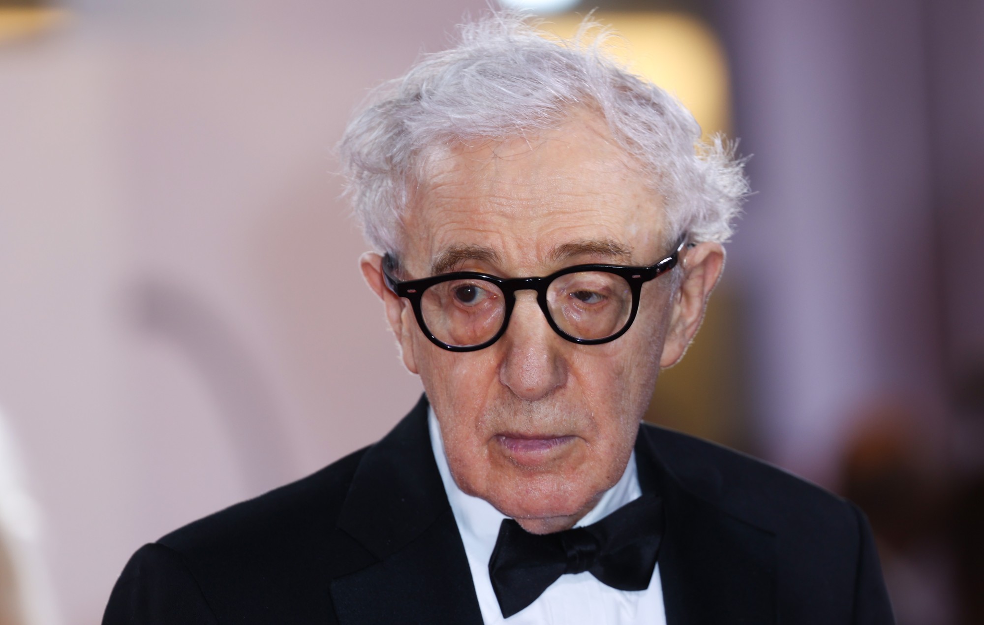 El estreno de Woody Allen, interrumpido por manifestantes al grito de "no a la cultura de la violación"