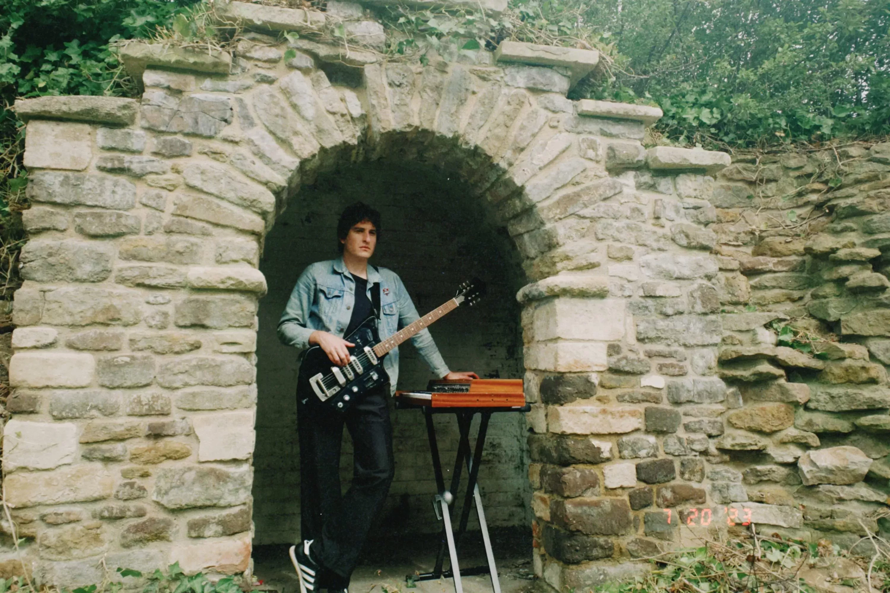 El guitarrista de Temples Adam Smith presenta su nuevo proyecto en solitario Foxette Moxy