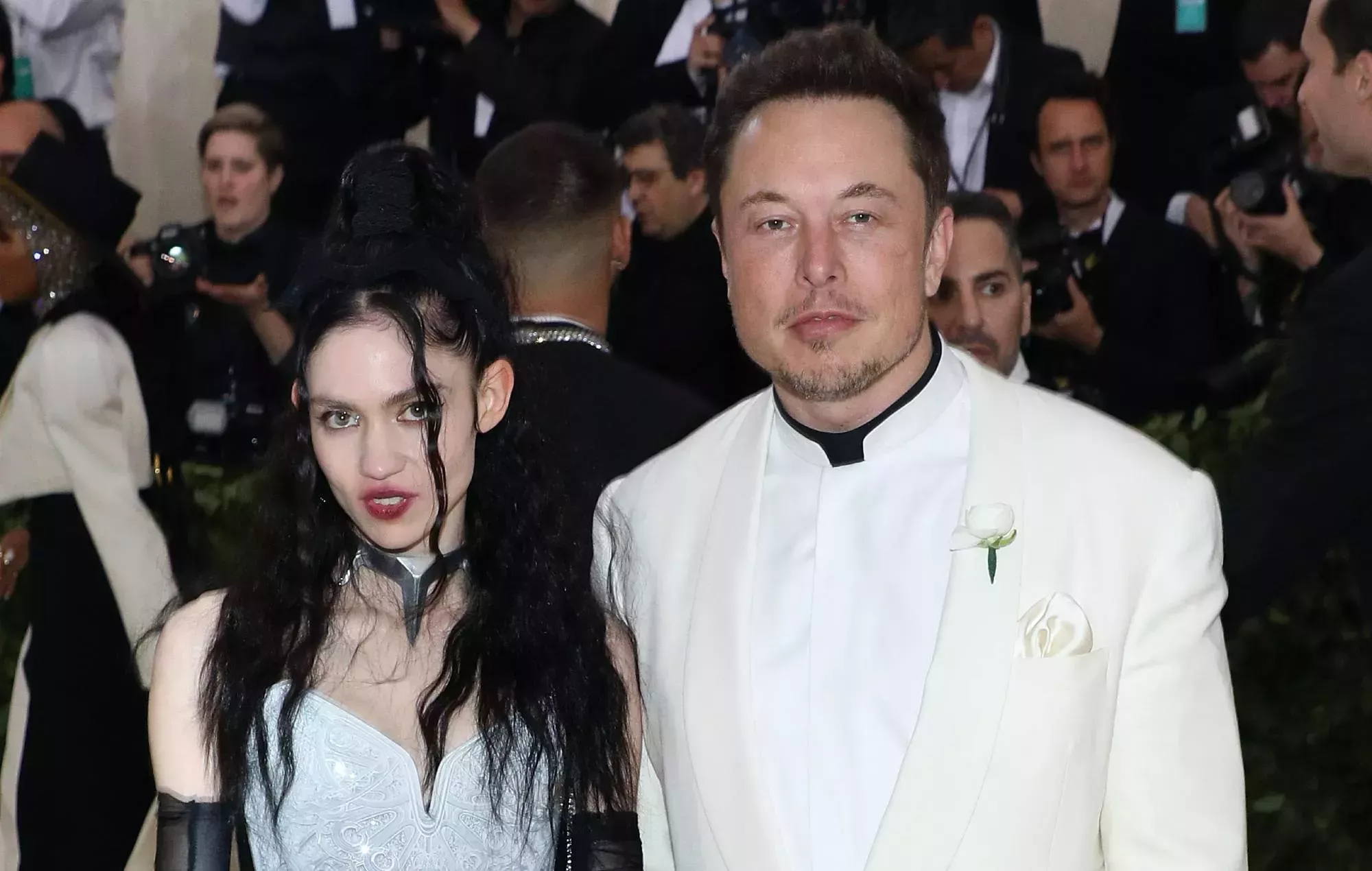 Grimes comparte que Elon Musk pasó la noche en vela jugando a 'Elden Ring' tras comprar Twitter