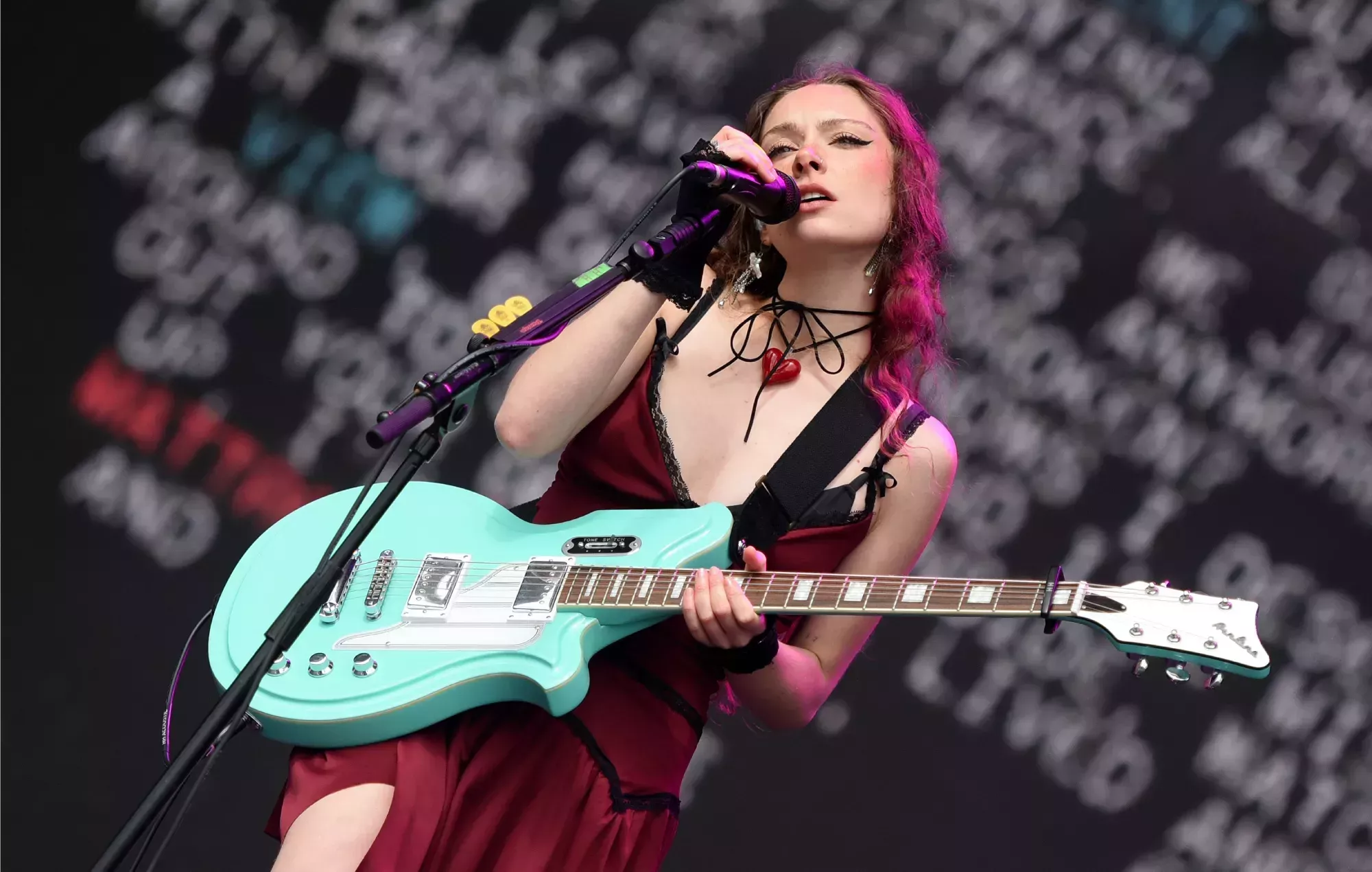 Holly Humberstone anuncia la mayor gira británica y europea hasta la fecha