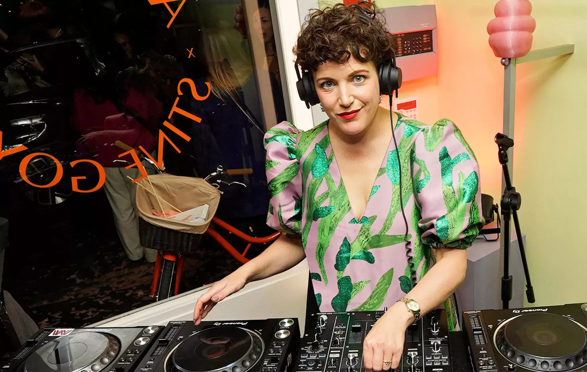 La DJ Annie Mac explica a los diputados que la industria musical sufre un 