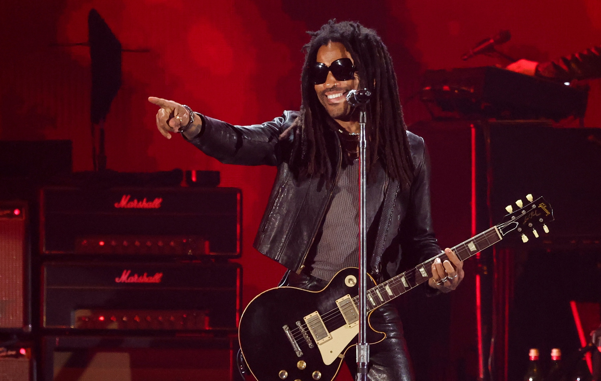 Lenny Kravitz se une a TikTok con un pañuelo gigante viral