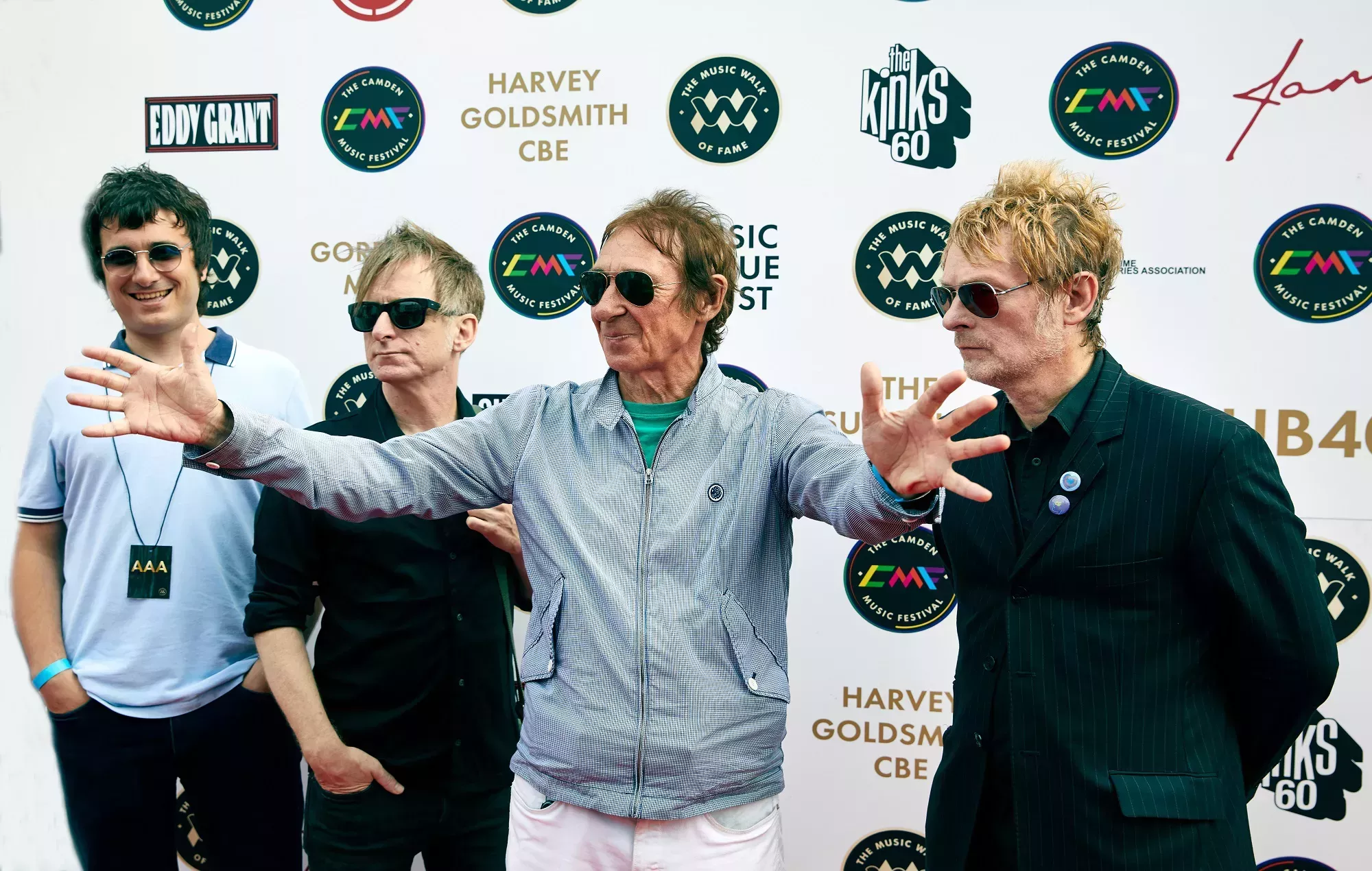 Liam Gallagher y Paul Cook, de Sex Pistols, aclaman a los Buzzcocks en su entrada en el Paseo de la Fama de Camden