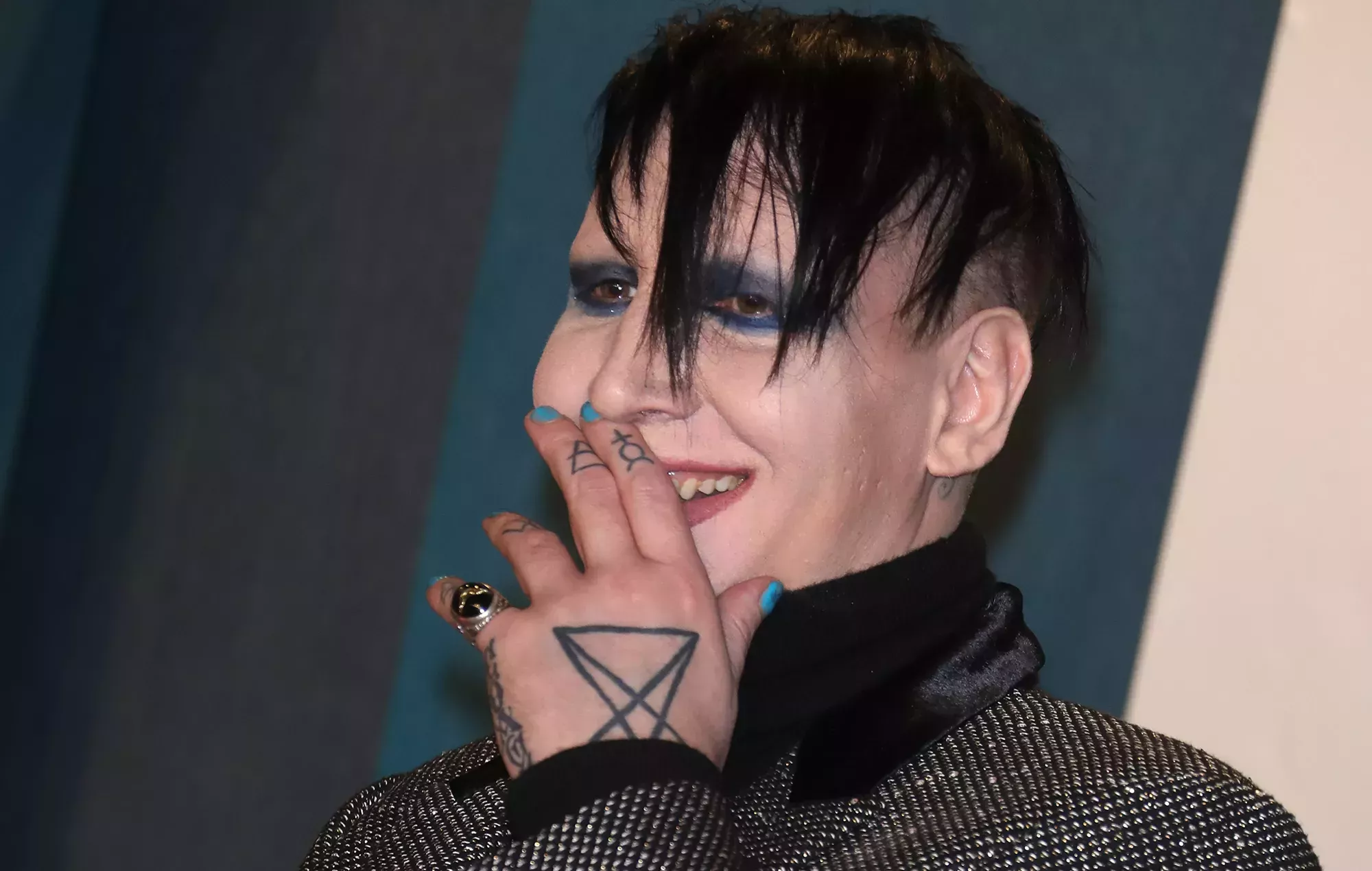 Marilyn Manson multado por sonarse la nariz y escupir a un camarógrafo