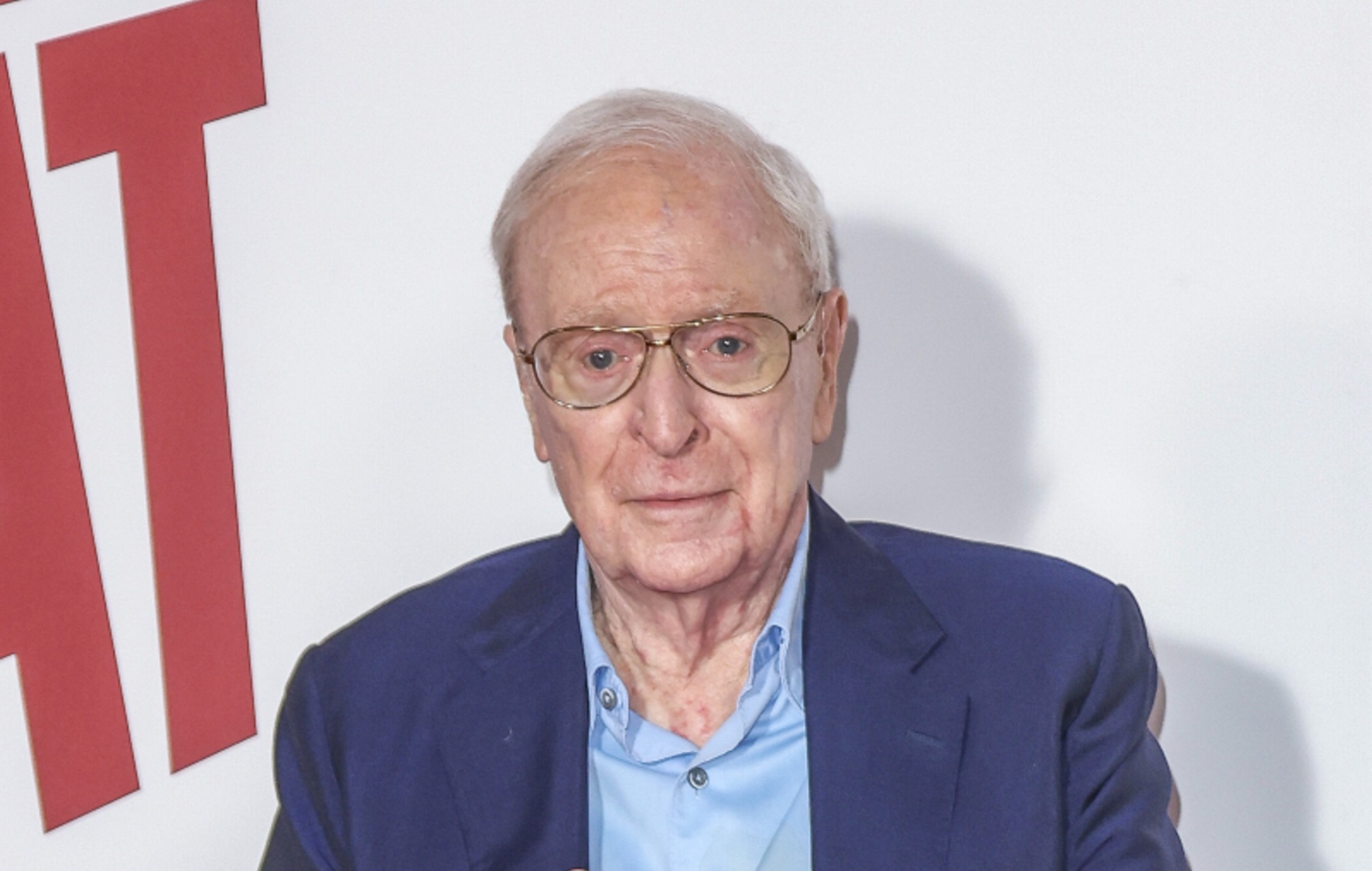 Michael Caine cuestiona la necesidad de coordinadores de intimidad: "En mis tiempos sólo se hacía la escena de amor"