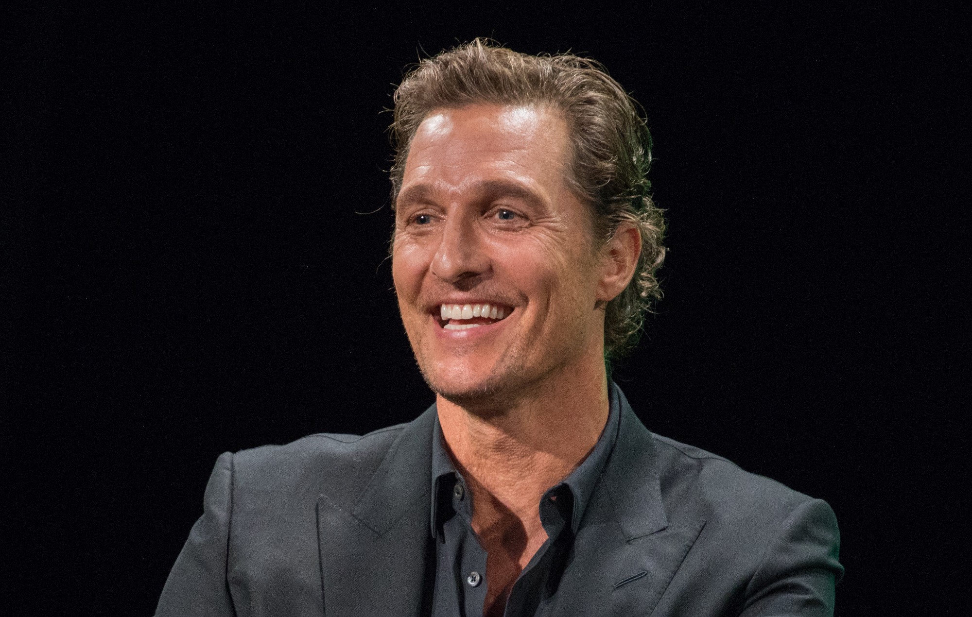 Mira cómo Matthew McConaughey se alegra cuando una leyenda de la WWE se cuela en su entrevista