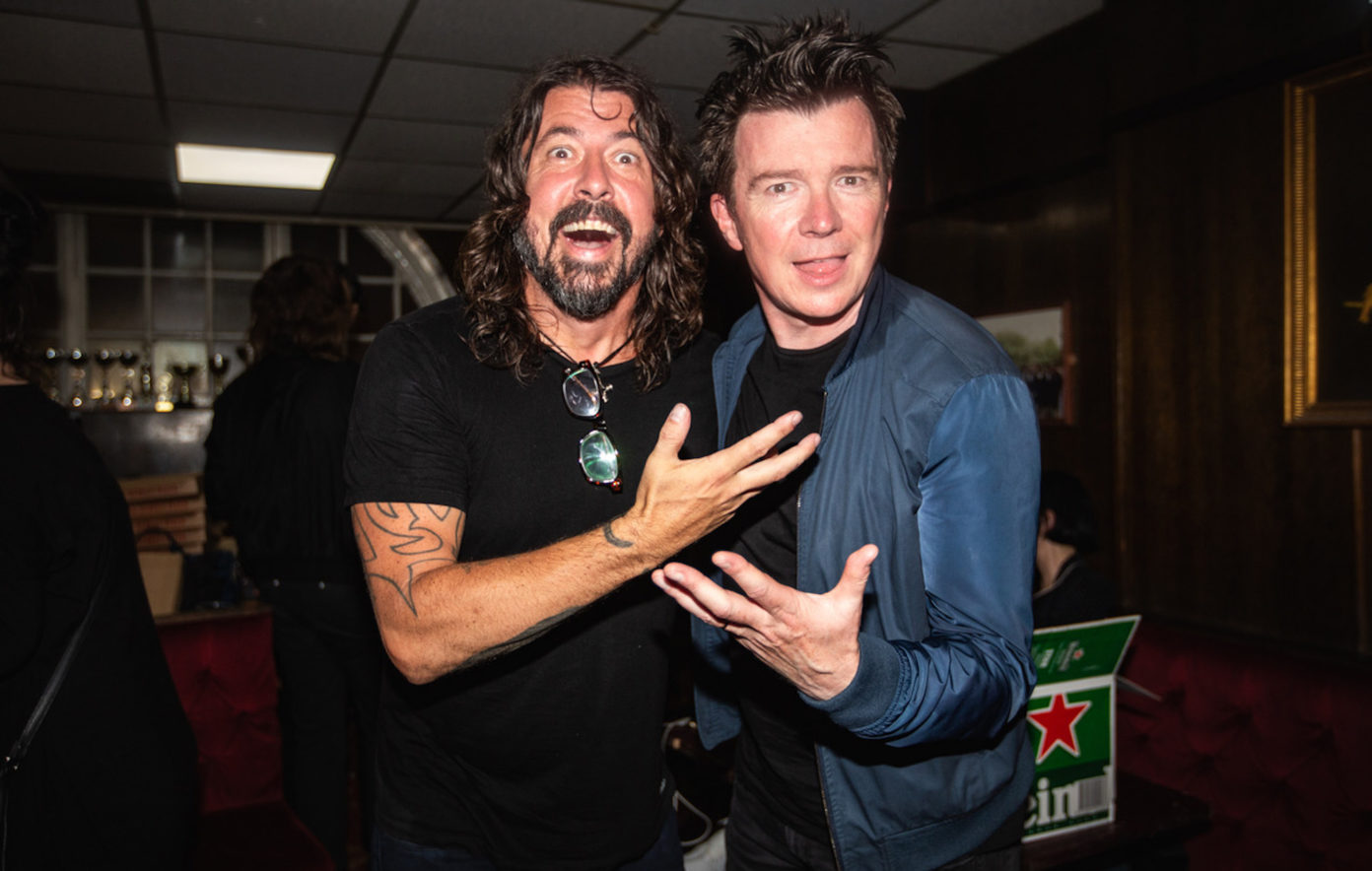 Mira cómo Rick Astley versiona 'Everlong' de Foo Fighters: "Una de las mejores canciones de la historia"