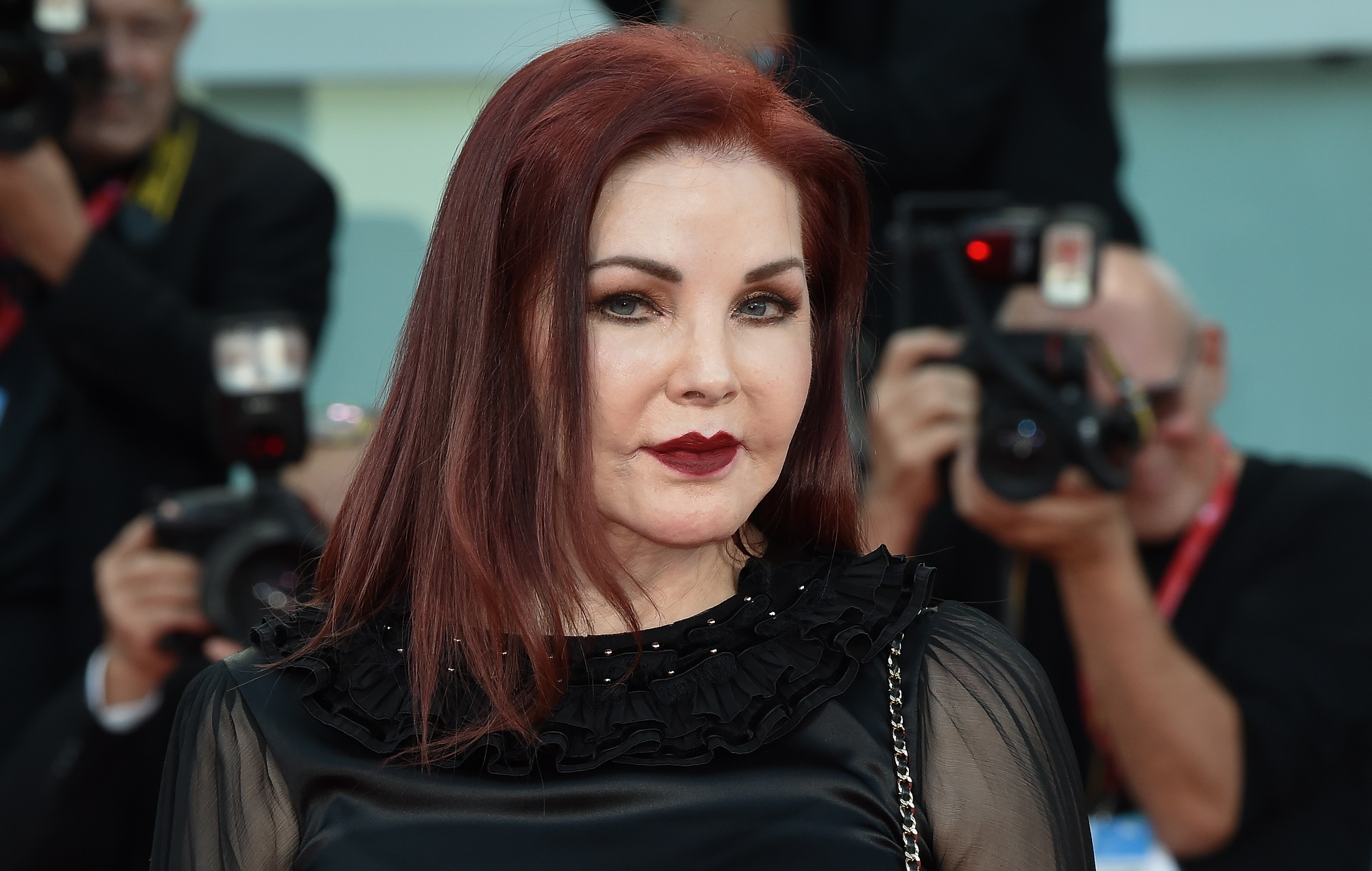 Priscilla Presley dice que "nunca tuvo relaciones sexuales" con Elvis a los 14 años